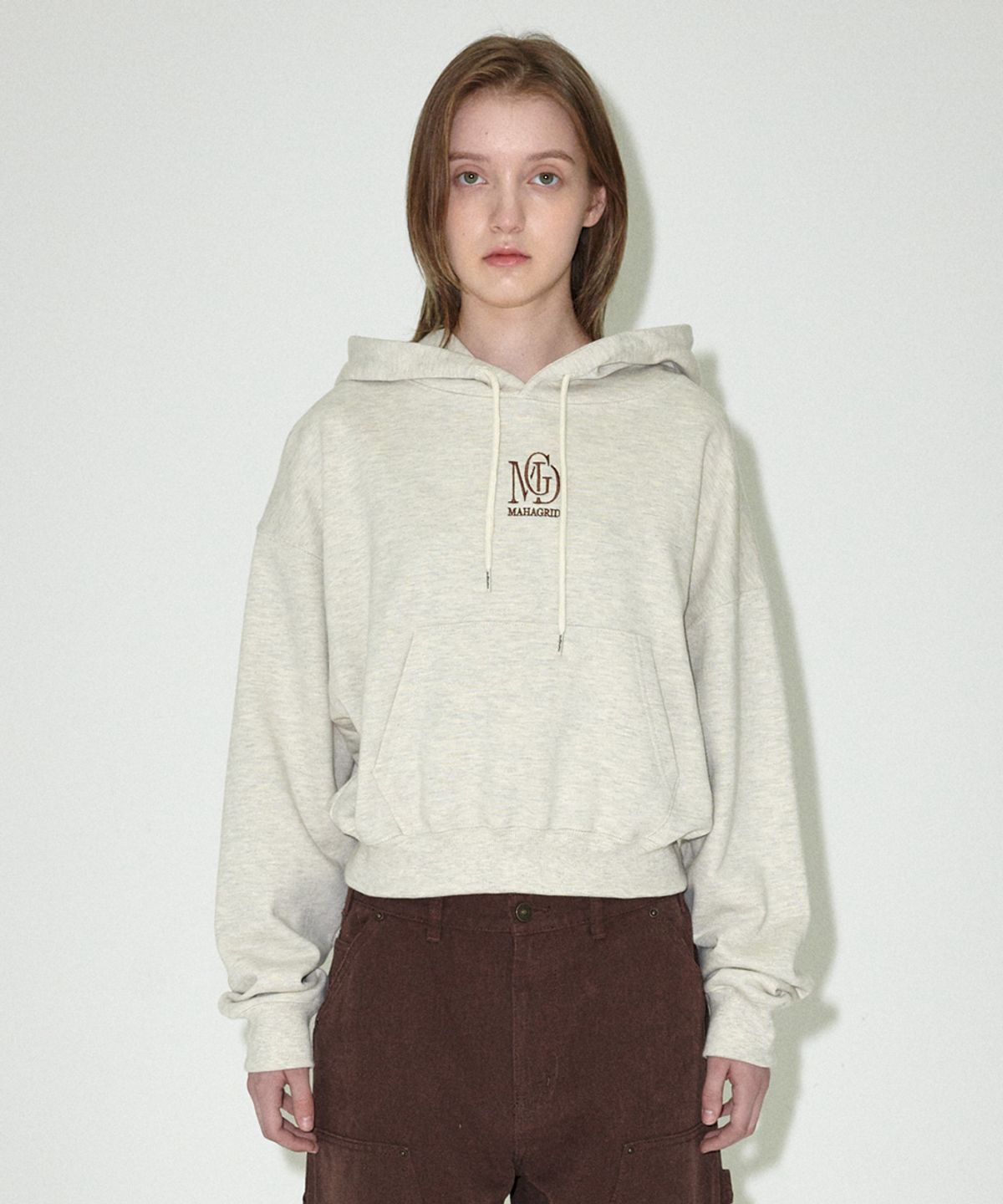 마하그리드(MAHAGRID) MGD SERIF LOGO CROP HOODIE OATMEAL(MG2EFFM432A)
