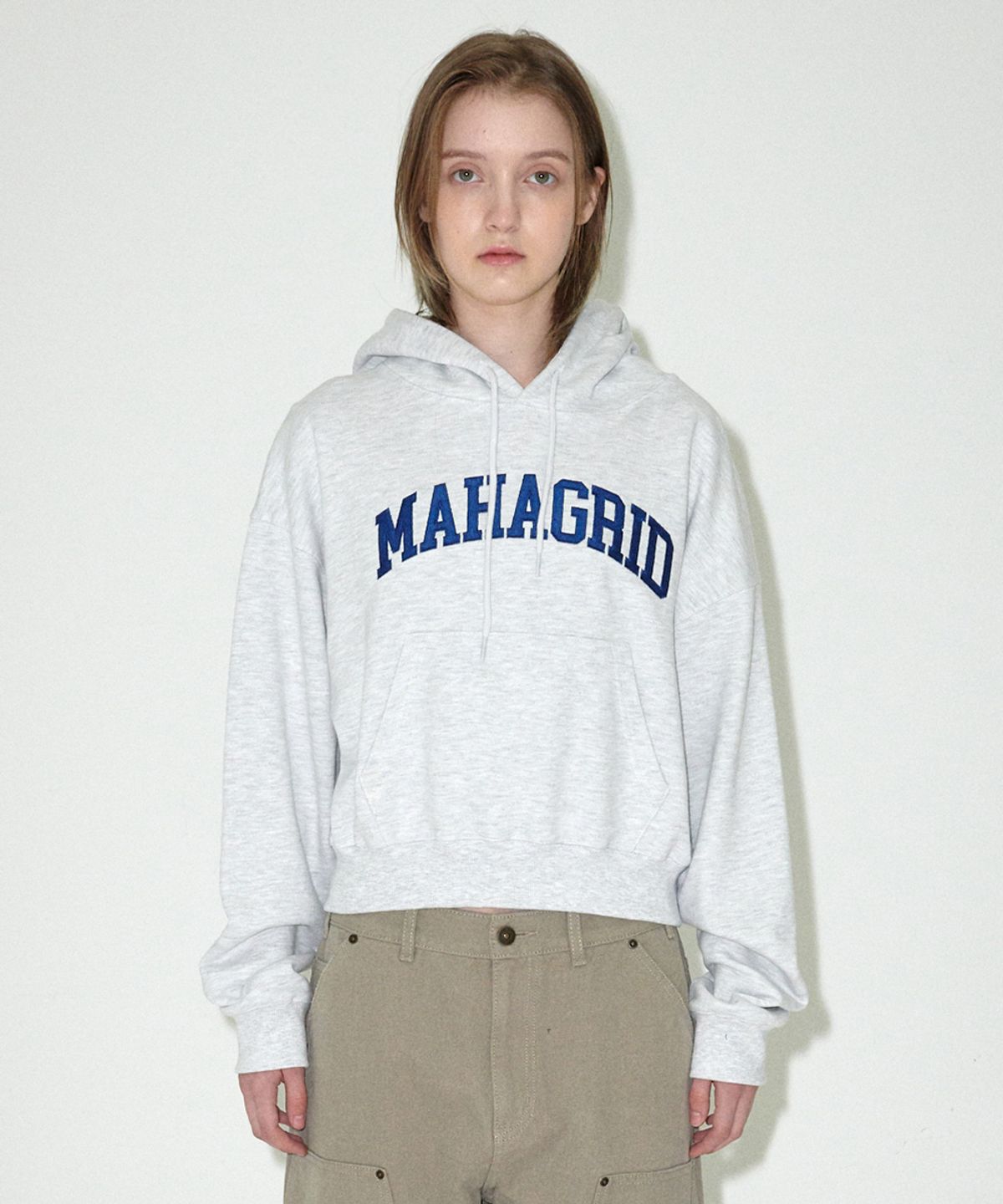 마하그리드(MAHAGRID) VARSITY LOGO CROP HOODIE LIGHT GREY(MG2EFFM434A)