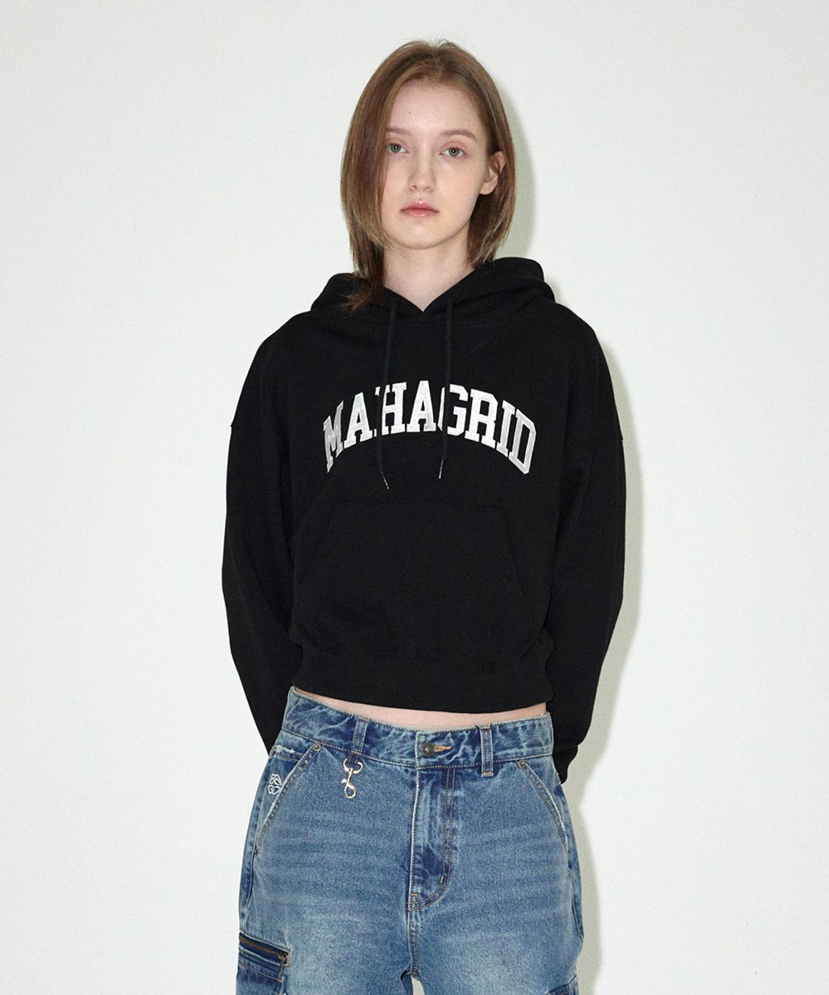 마하그리드(MAHAGRID) VARSITY LOGO CROP HOODIE BLACK(MG2EFFM434A)