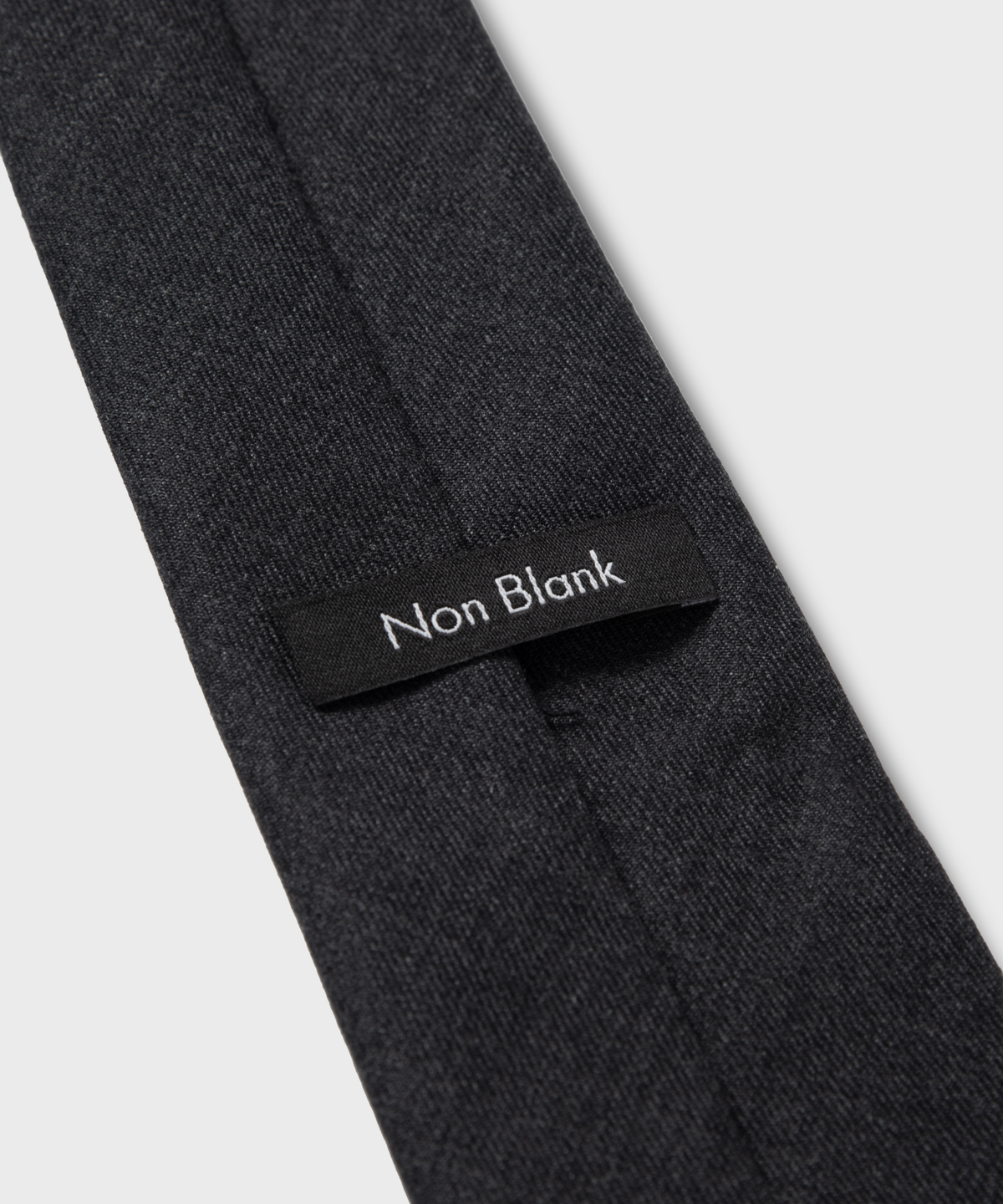 넌블랭크(NONBLANK) 울 100 솔리드 타이_DARK GREY