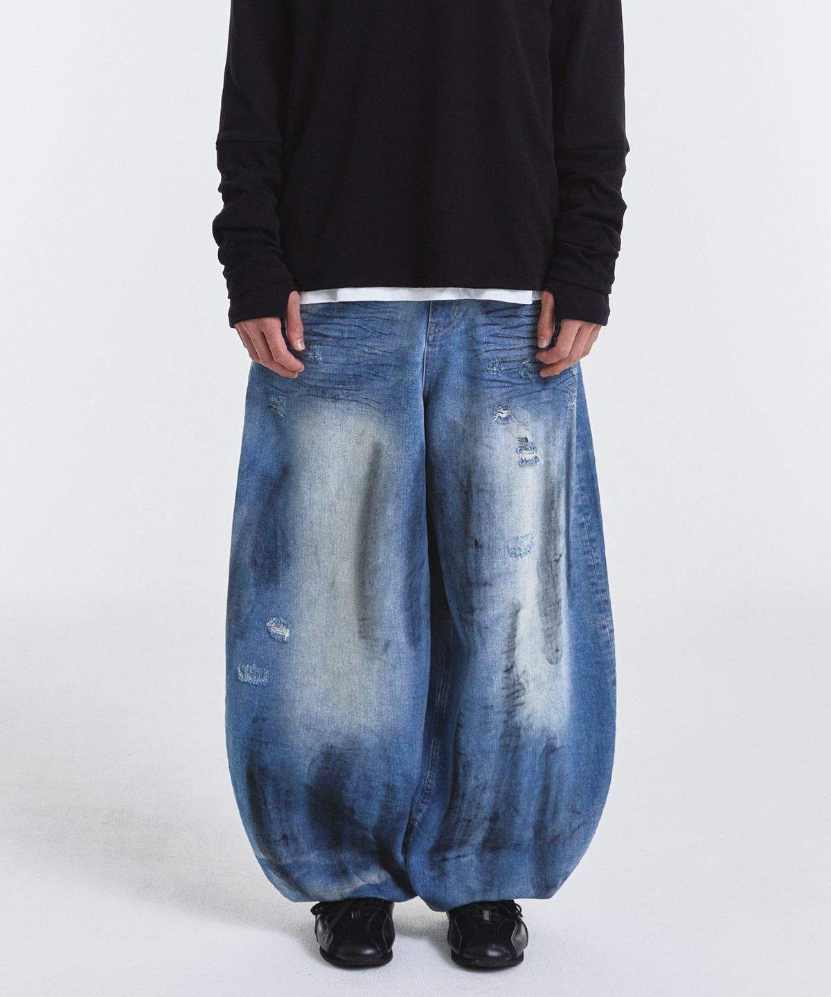 기철(KICHUL) DEEP OIL WASHED BALLOON DENIM PANTS (BLUE)