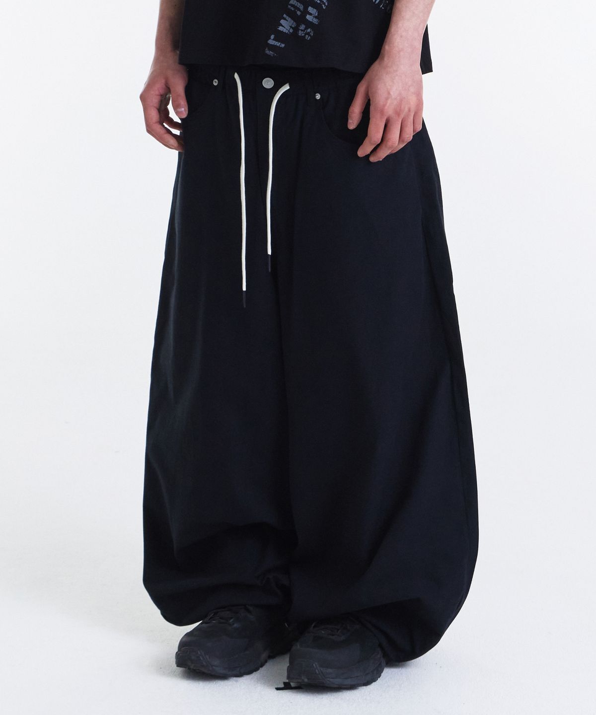 기철(KICHUL) EASY OR EASY BALLOON PANTS (BLACK)