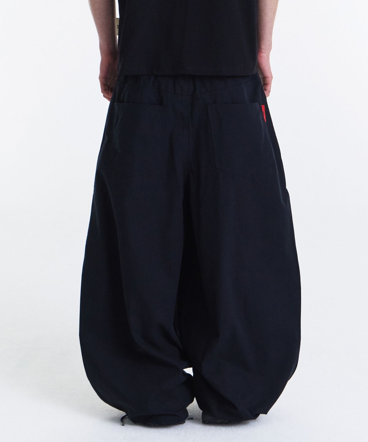 기철(KICHUL) EASY OR EASY BALLOON PANTS (BLACK)