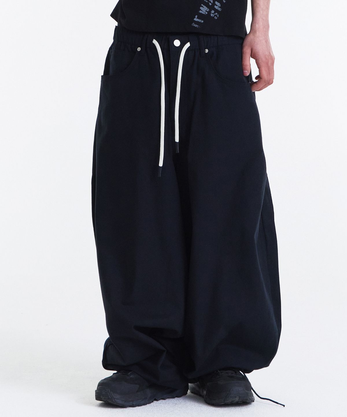 기철(KICHUL) EASY OR EASY BALLOON PANTS (BLACK)
