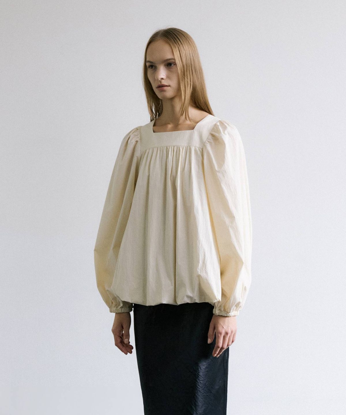 마이스(MAIS) SQUARE NECK BALLOON BLOUSE / BEIGE