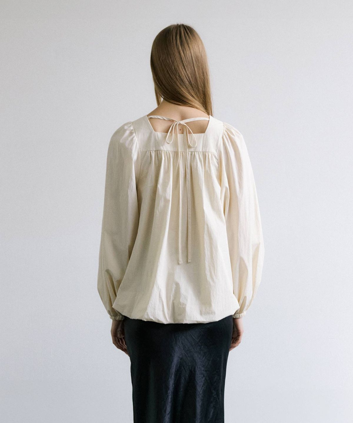 마이스(MAIS) SQUARE NECK BALLOON BLOUSE / BEIGE