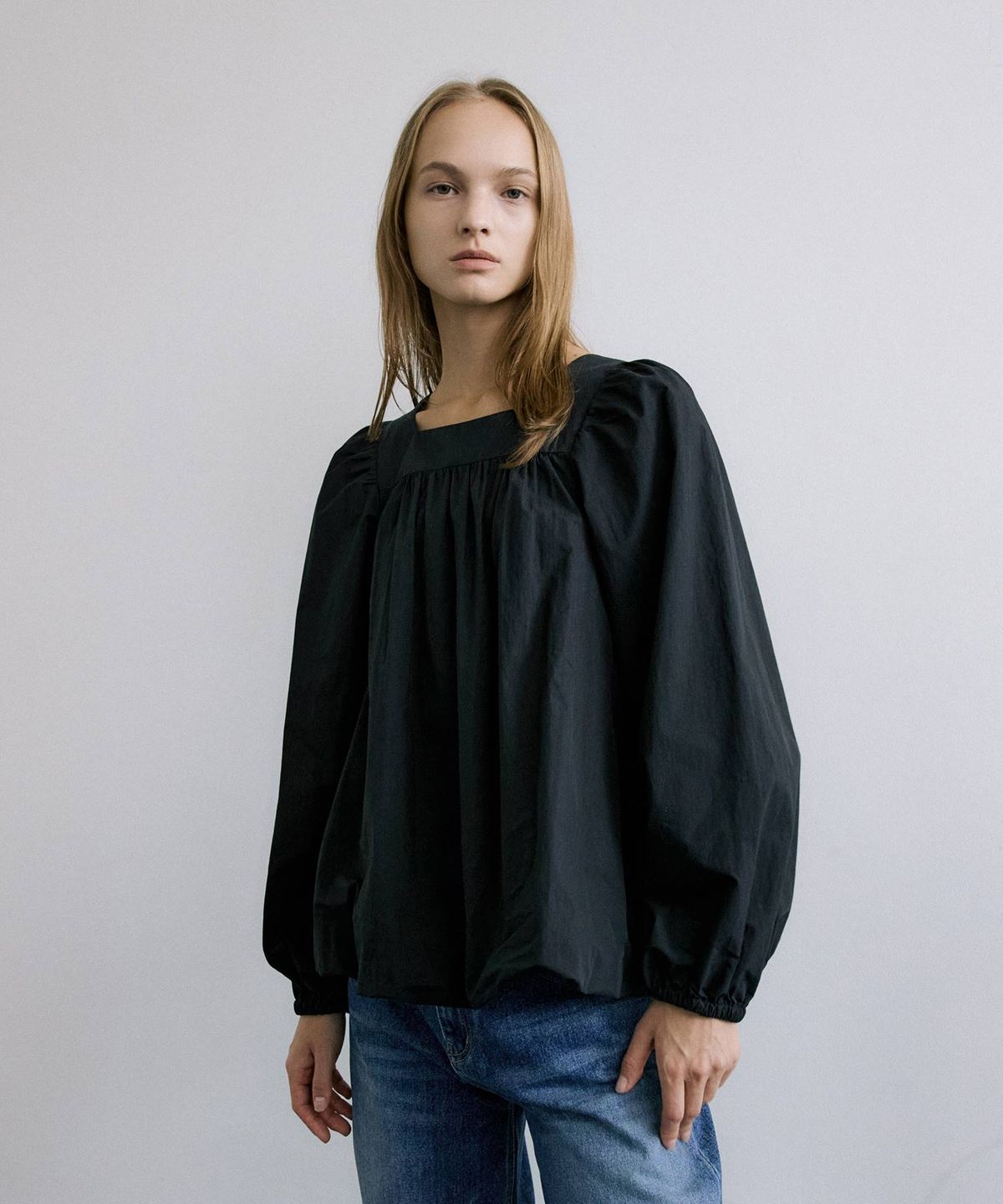 마이스(MAIS) SQUARE NECK BALLOON BLOUSE / BLACK