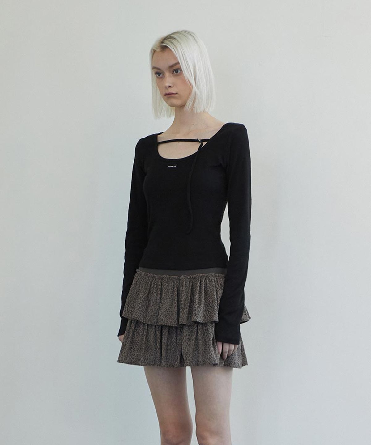 렌세(RENSE) Back Point Boat Neck Sleeve Black