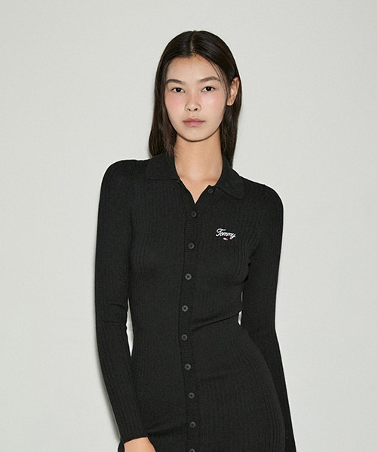 타미진스(TOMMY JEANS) 스크립트 폴로 스웨터 드레스 (T32E6WOP05TWT1BDS)