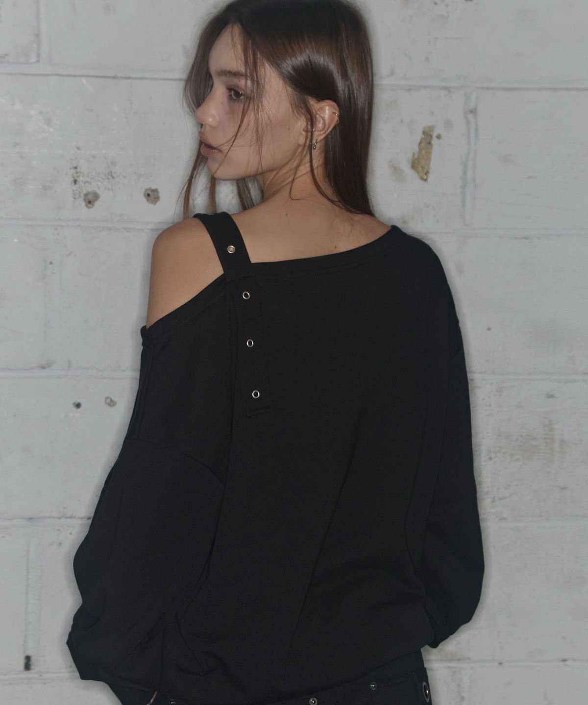 팬시클럽(FANCY CLUB) 원숄더 버클 스웻셔츠 (BLACK)_F24ZB063
