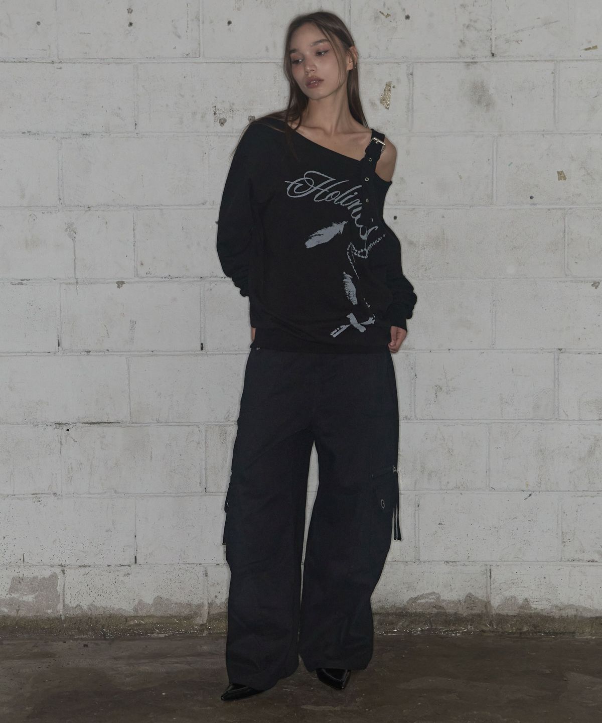 팬시클럽(FANCY CLUB) 원숄더 버클 스웻셔츠 (BLACK)_F24ZB063