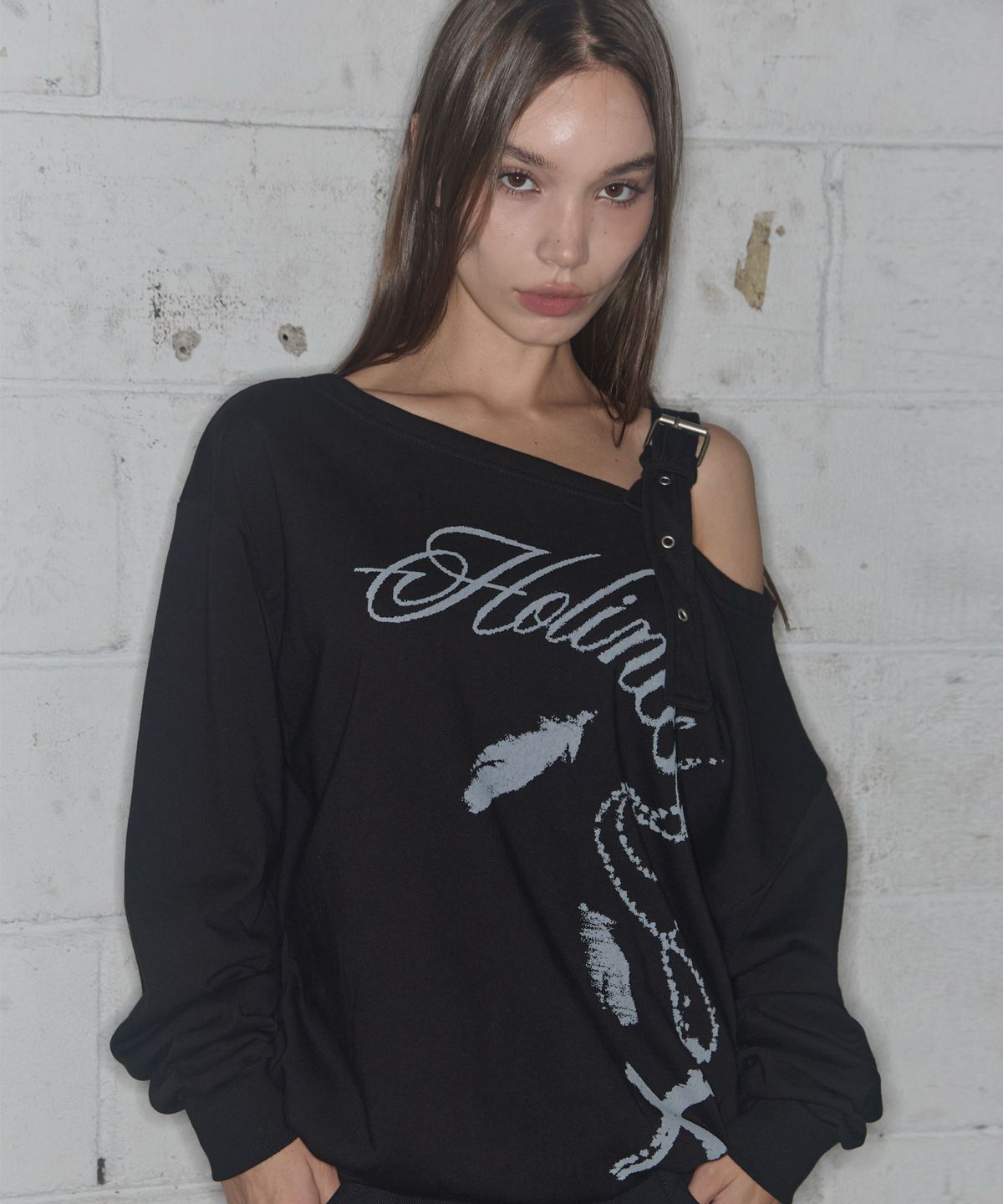 팬시클럽(FANCY CLUB) 원숄더 버클 스웻셔츠 (BLACK)_F24ZB063