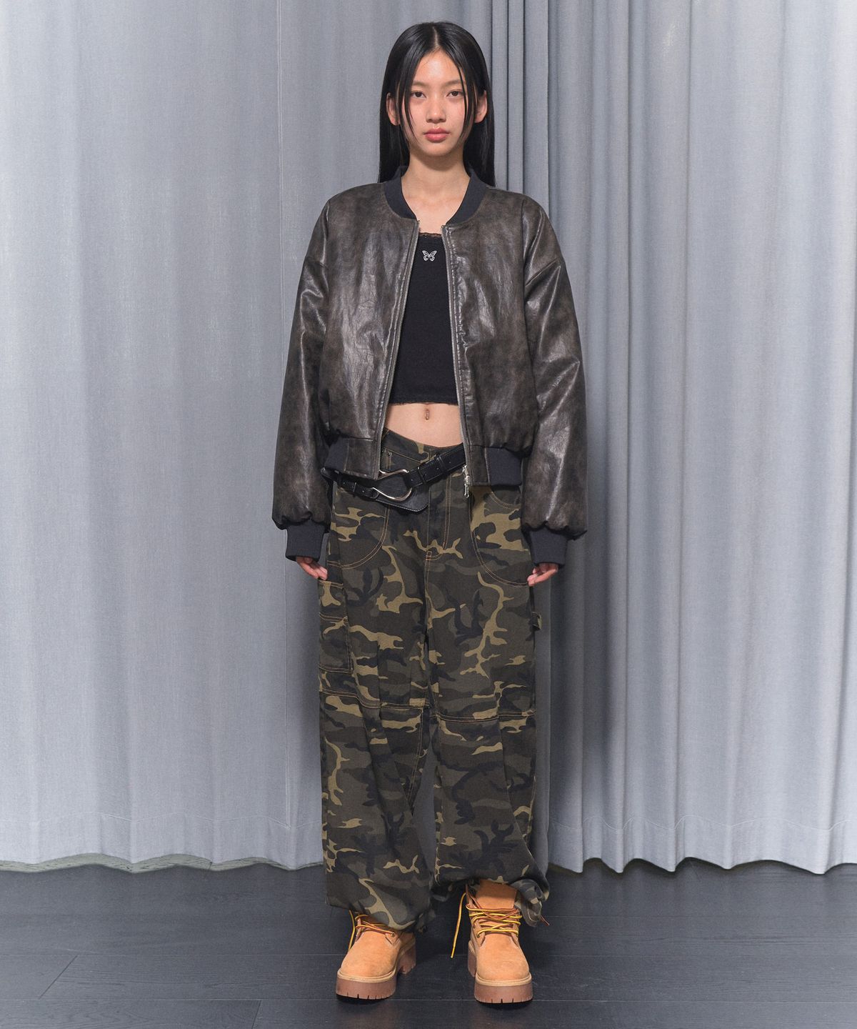팬시클럽(FANCY CLUB) 카펜더 레터링 데님 팬츠 (KHAKI CAMO)_F24ZD884