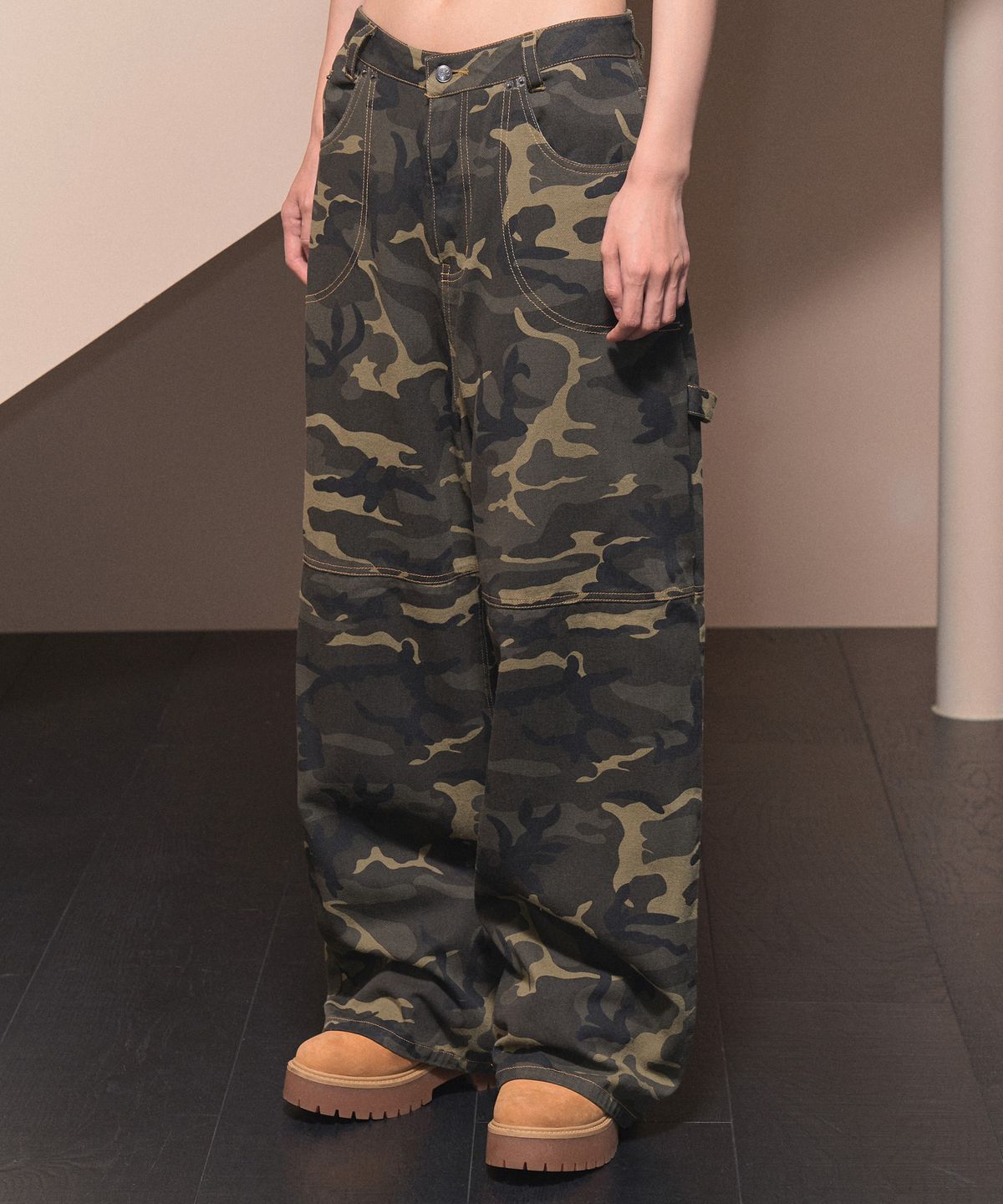 팬시클럽(FANCY CLUB) 카펜더 레터링 데님 팬츠 (KHAKI CAMO)_F24ZD884