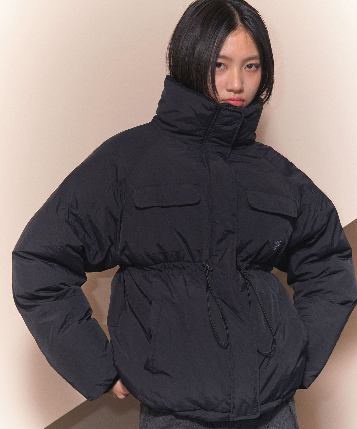 팬시클럽(FANCY CLUB) 하이넥 스트링 포켓 푸퍼 (BLACK)_F24ZA954