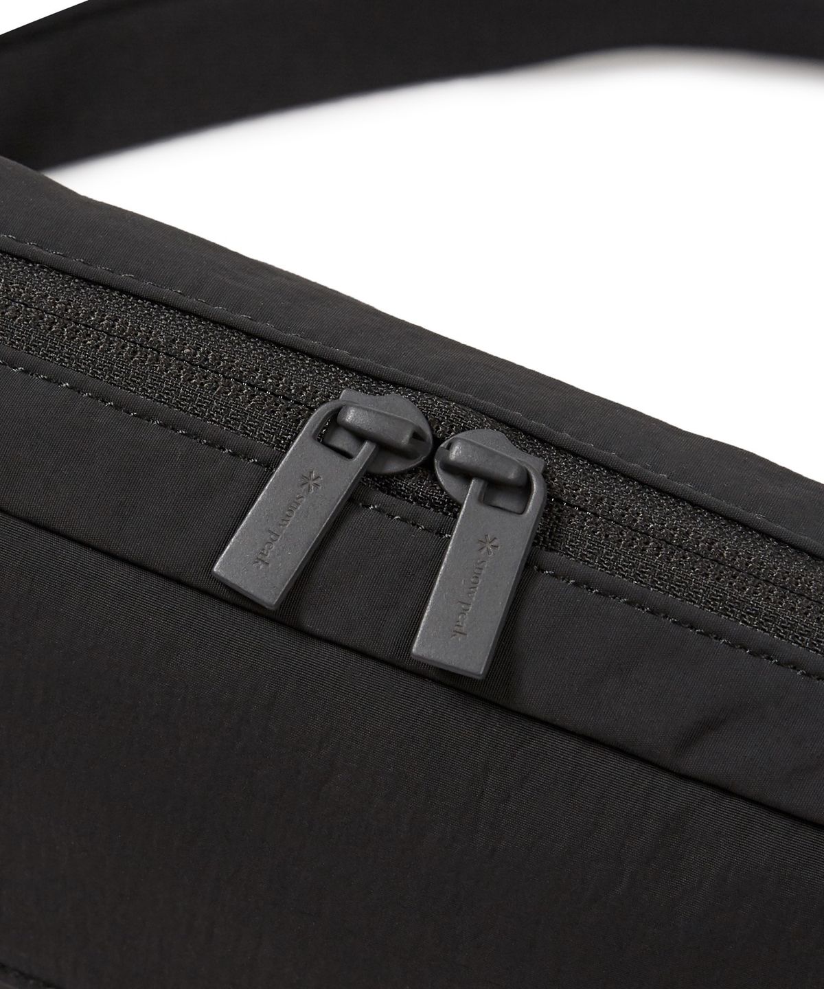 스노우피크 어패럴(SNOWPEAK APPAREL) 캠플 플랩 크로스백M Dark Charcoal (S24ZWCCB15)