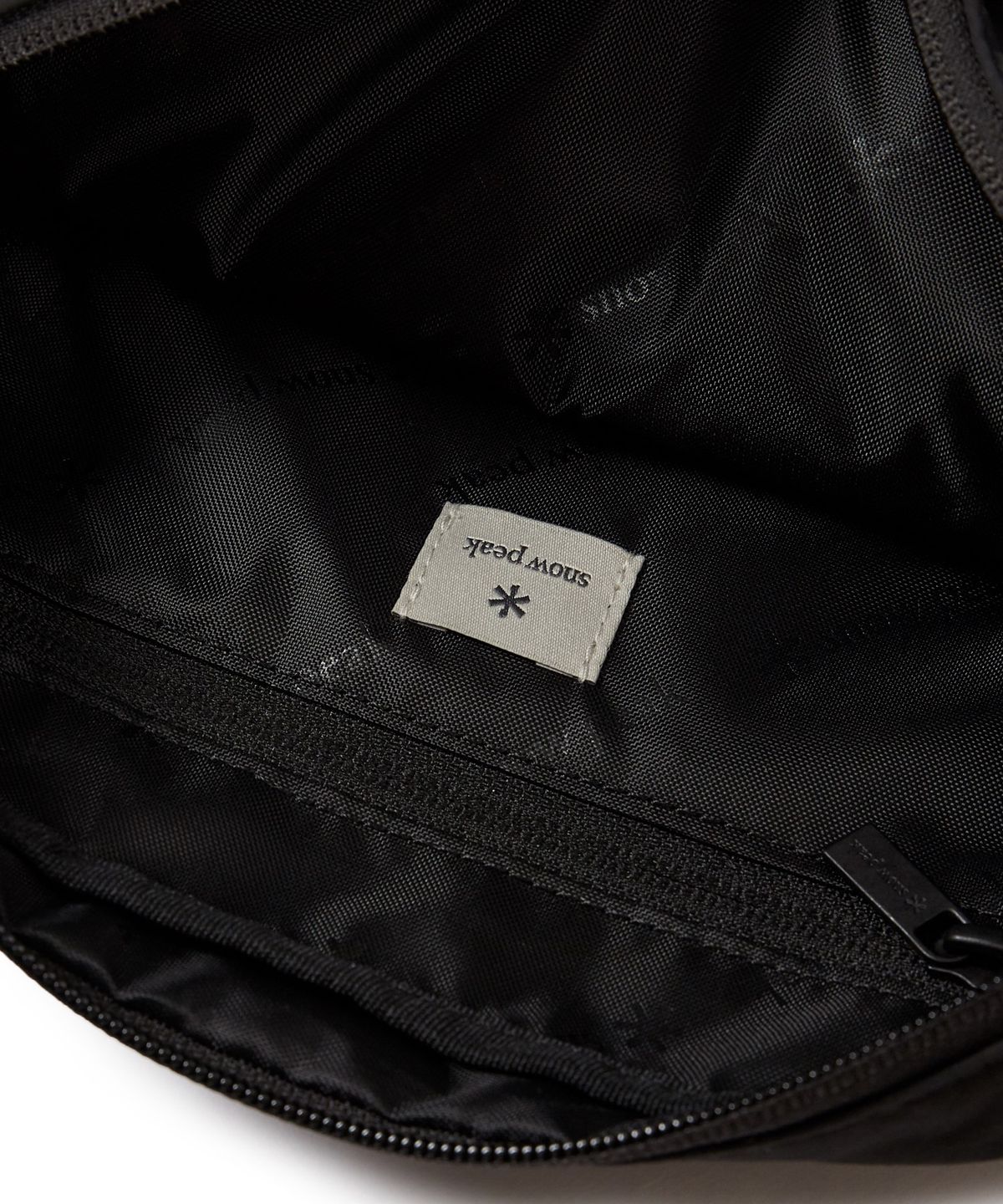 스노우피크 어패럴(SNOWPEAK APPAREL) 캠플 플랩 크로스백M Dark Charcoal (S24ZWCCB15)