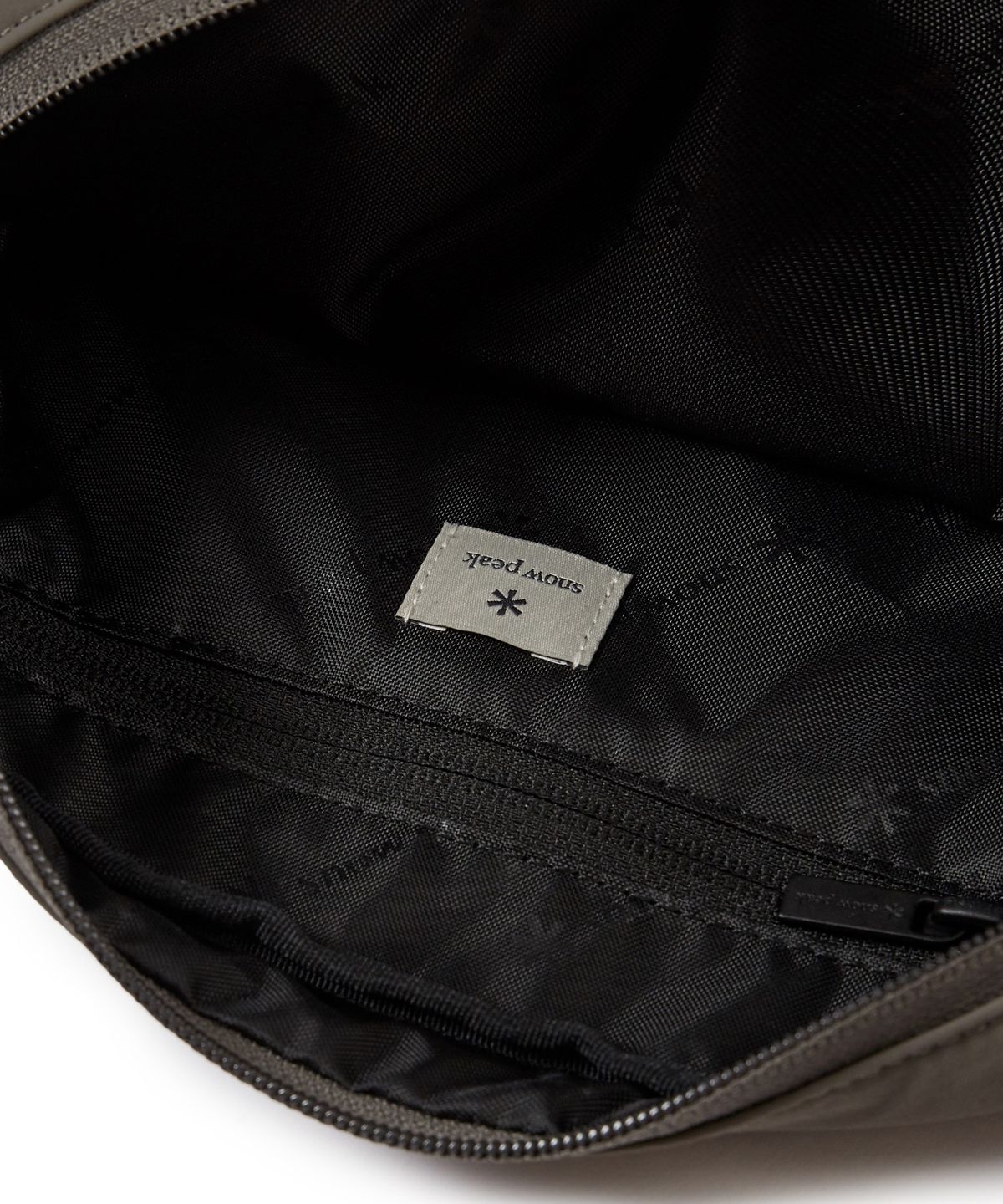 스노우피크 어패럴(SNOWPEAK APPAREL) 캠플 플랩 크로스백M Dark Khaki (S24ZWCCB15)