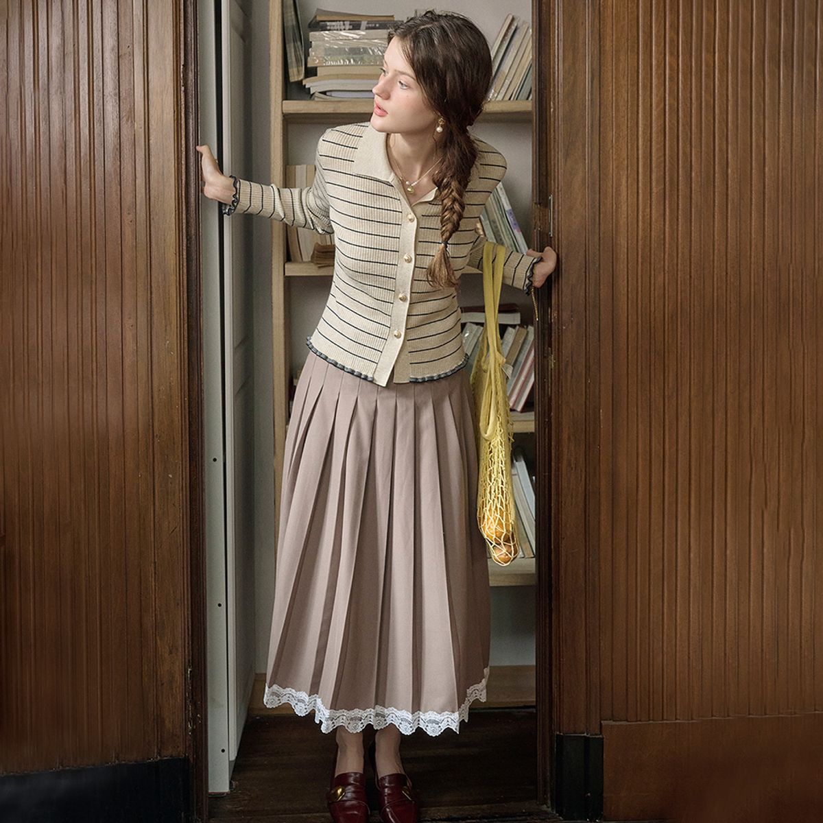 심플레트로(SIMPLE RETRO) SR_High-waisted pleated lace skirt_BROWN