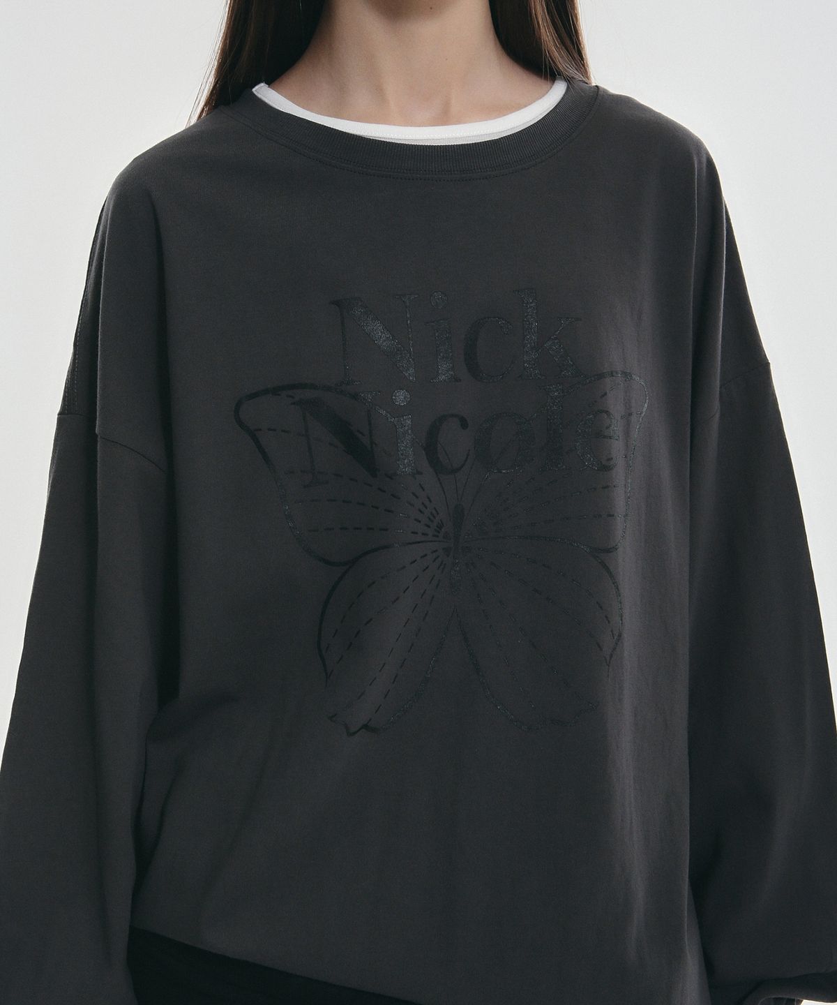 닉앤니콜(NICK&NICOLE) BUTTERFLY SIGNATURE LS TOP_CHARCOAL BLACK