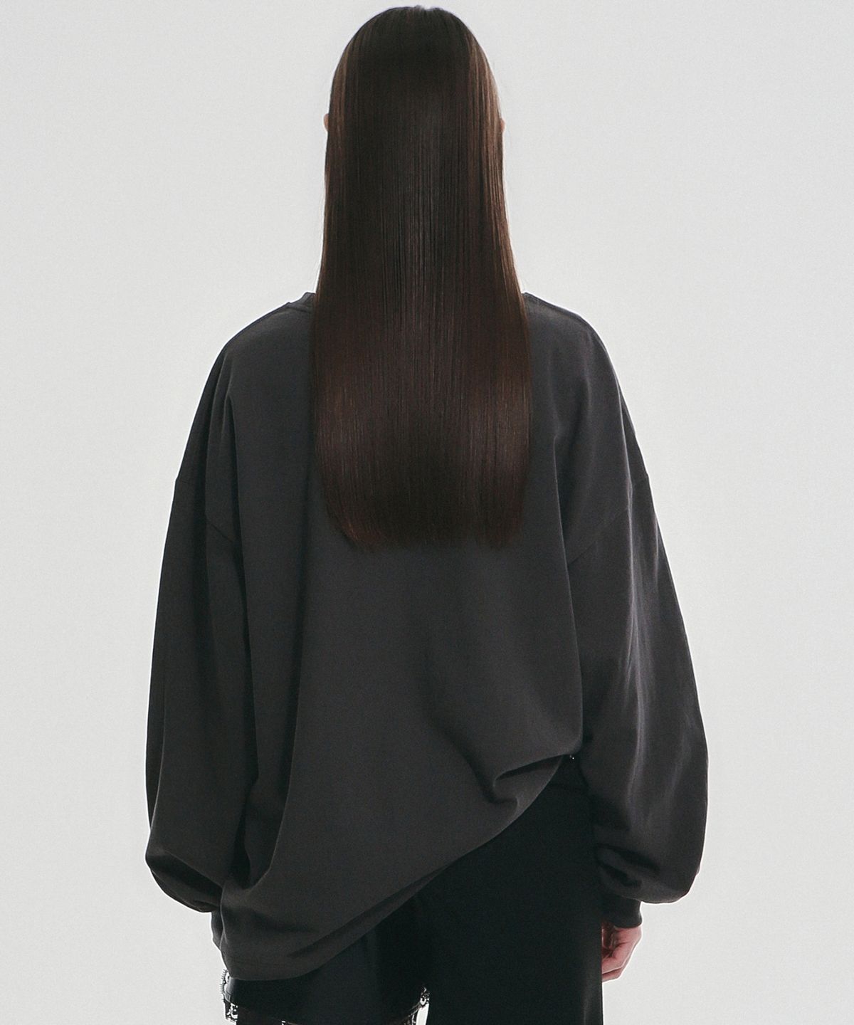 닉앤니콜(NICK&NICOLE) BUTTERFLY SIGNATURE LS TOP_CHARCOAL BLACK