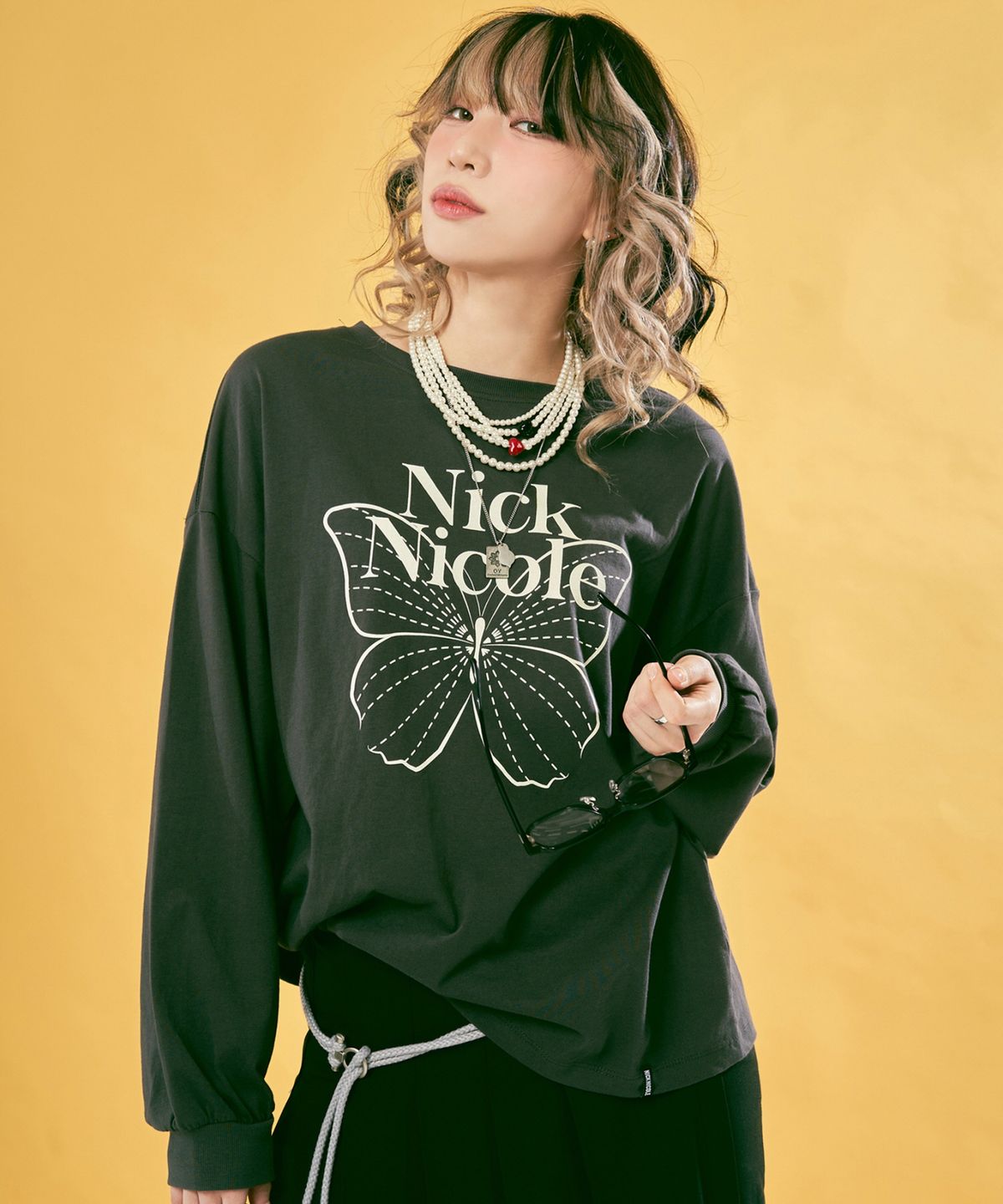 닉앤니콜(NICK&NICOLE) BUTTERFLY SIGNATURE LS TOP_CHARCOAL CREAM