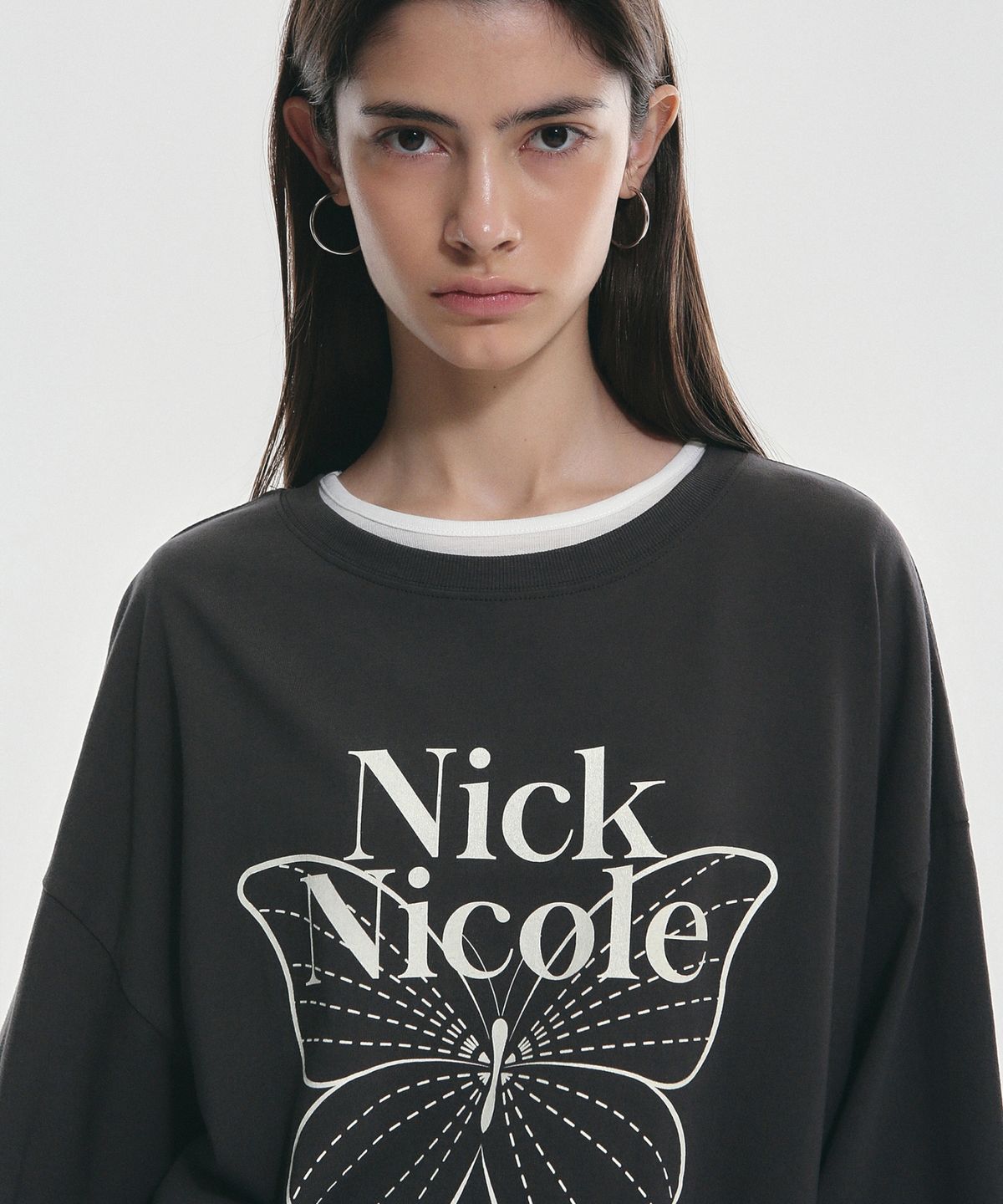 닉앤니콜(NICK&NICOLE) BUTTERFLY SIGNATURE LS TOP_CHARCOAL CREAM