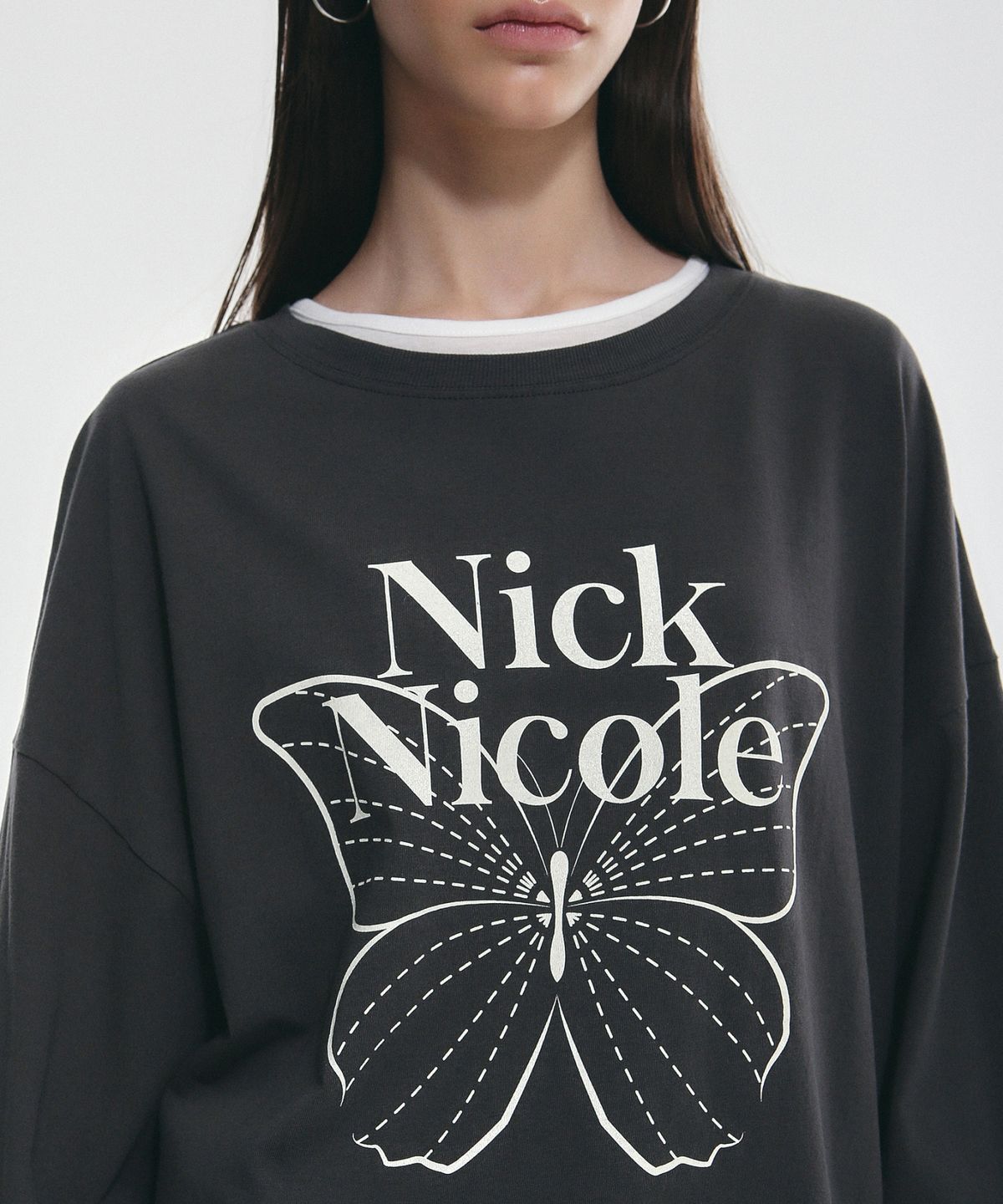 닉앤니콜(NICK&NICOLE) BUTTERFLY SIGNATURE LS TOP_CHARCOAL CREAM