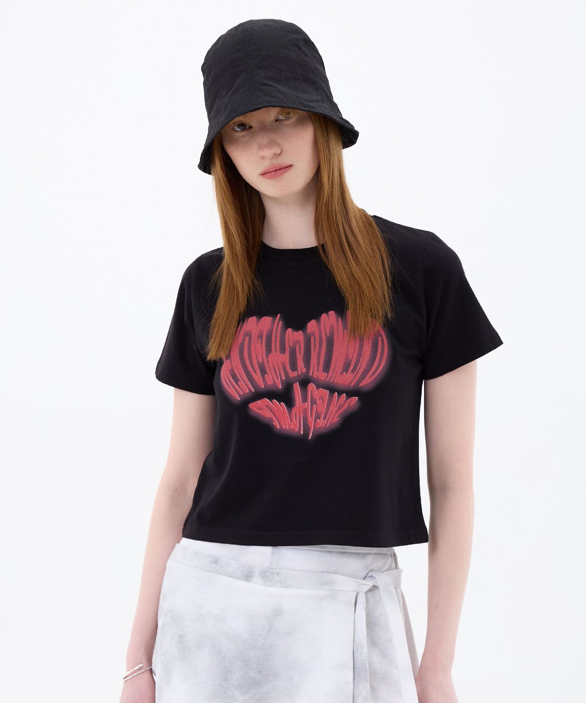 아리킴(ARIKIM) HEART LOGO CROP T-SHIRT / BLACK