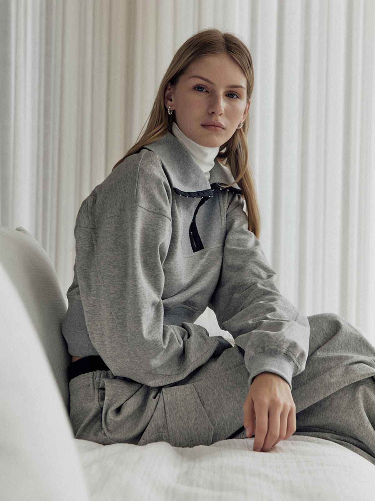 헌치(HUNCH) Wide collar crop sweatshirts (2color)