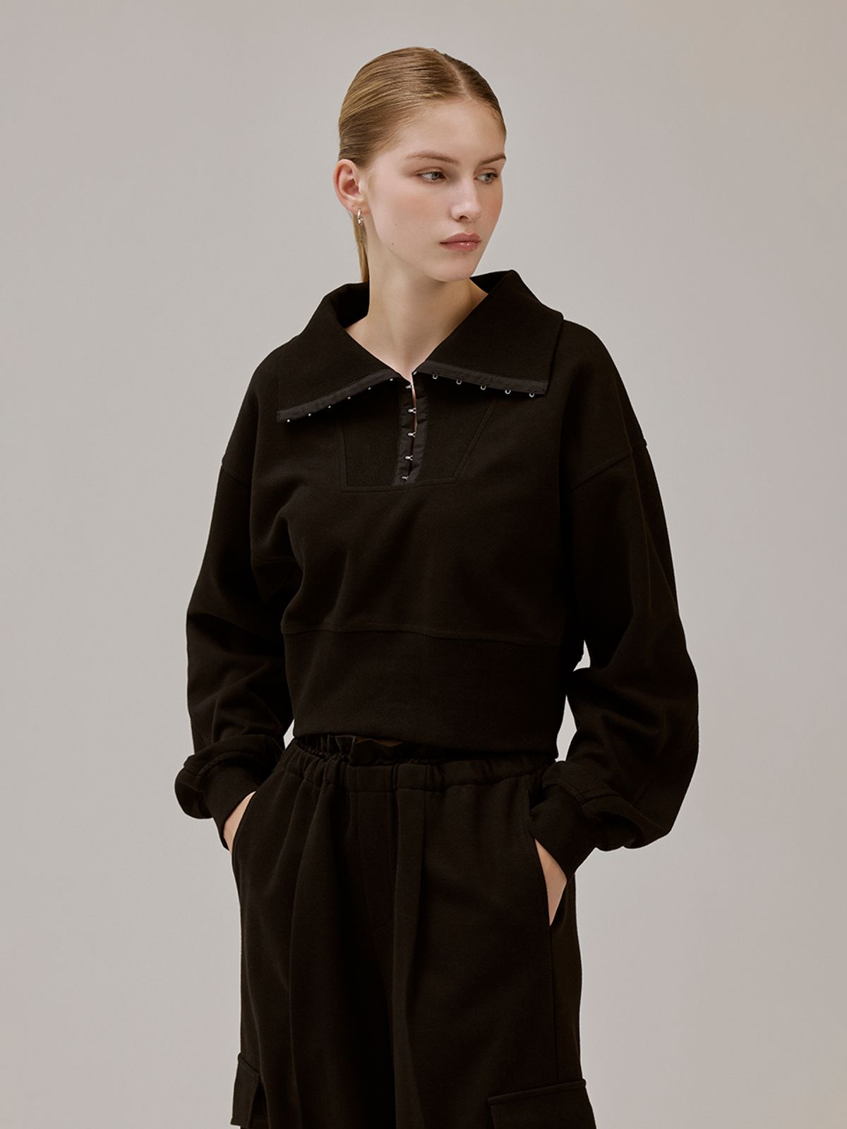 헌치(HUNCH) Wide collar crop sweatshirts (2color)