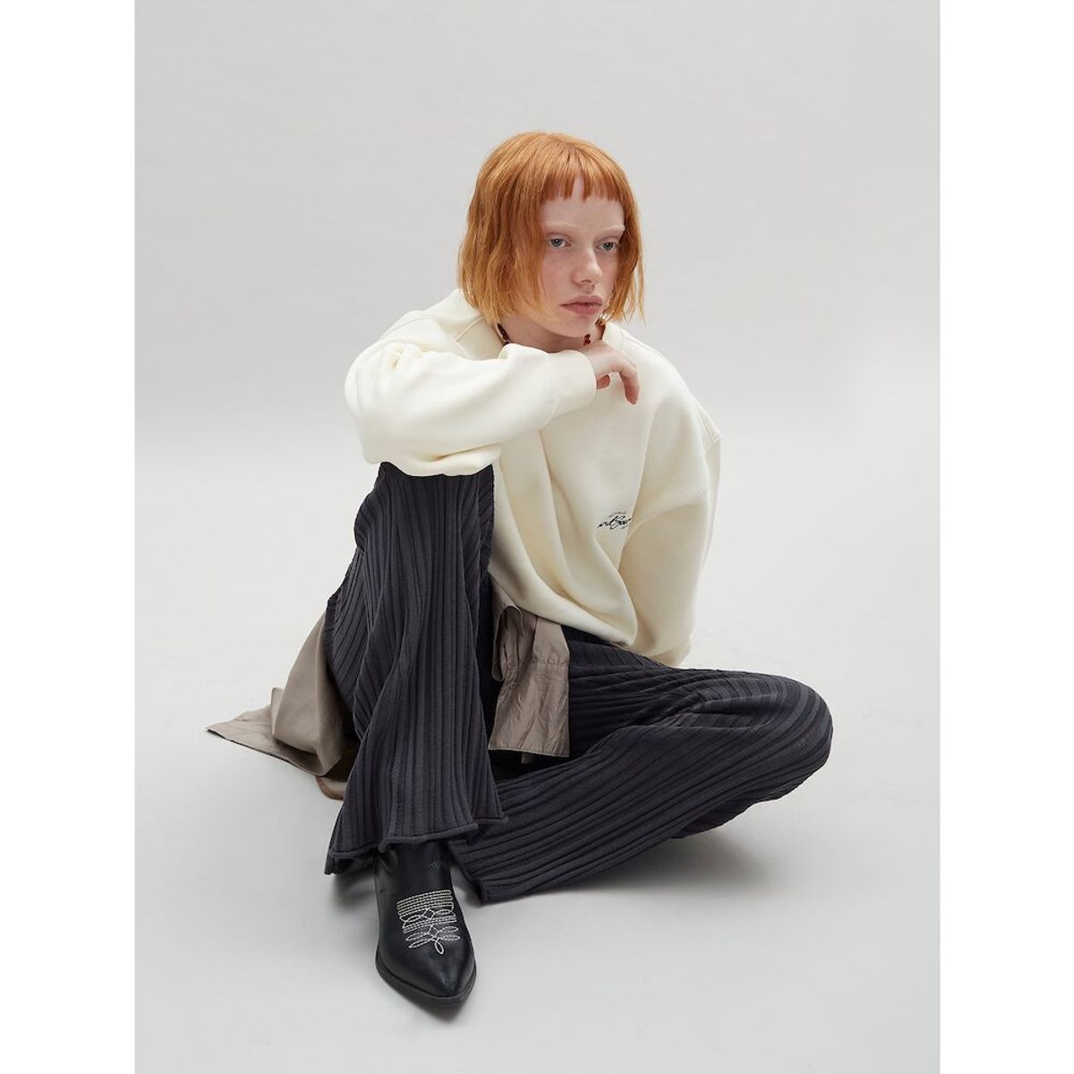 샌드 사운드(SAND SOUND) Logo Embroidered Crop Sweatshirt  Lemon