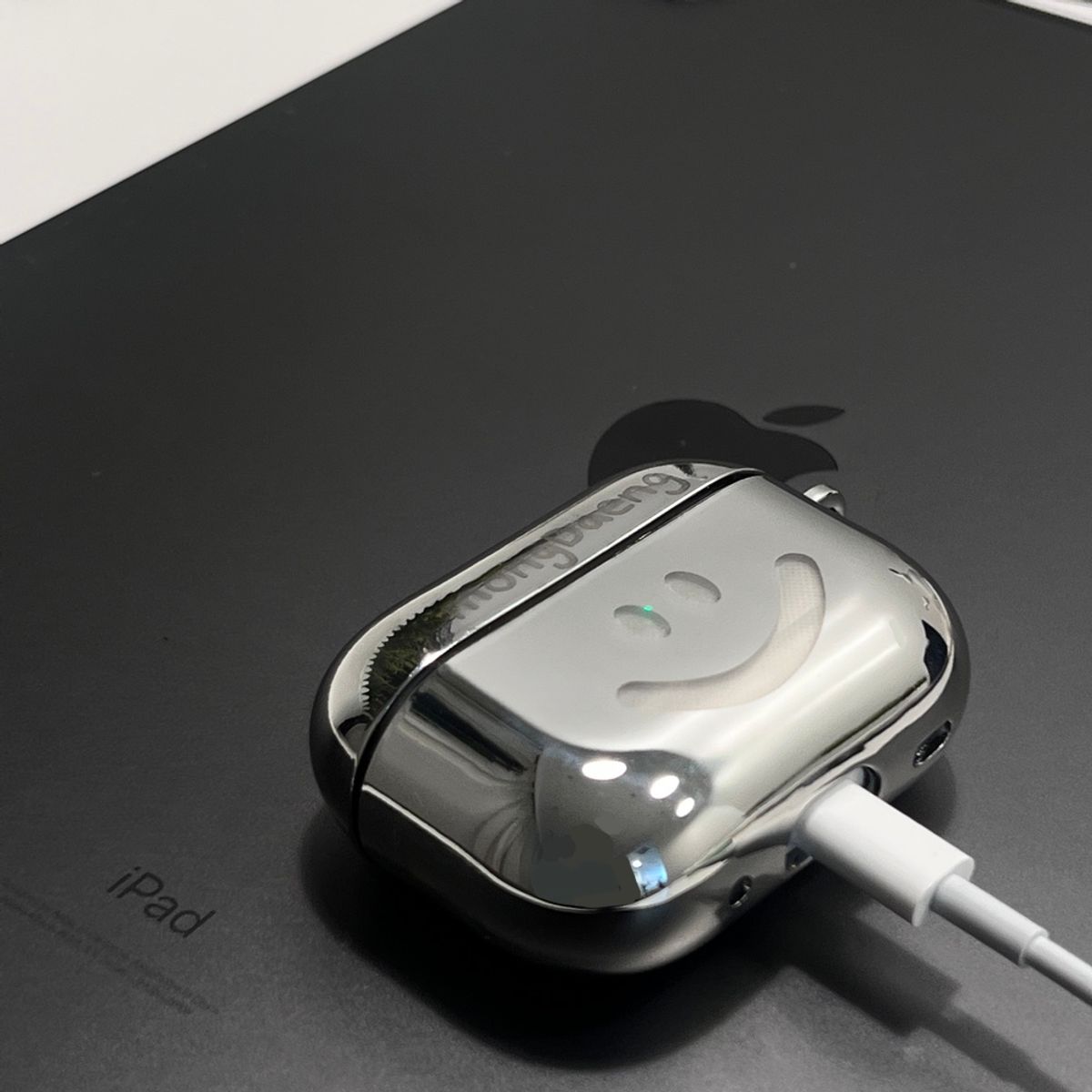 몽댕(MONGDAENG) Smile silver Airpods case 스마일 실버 에어팟케이스