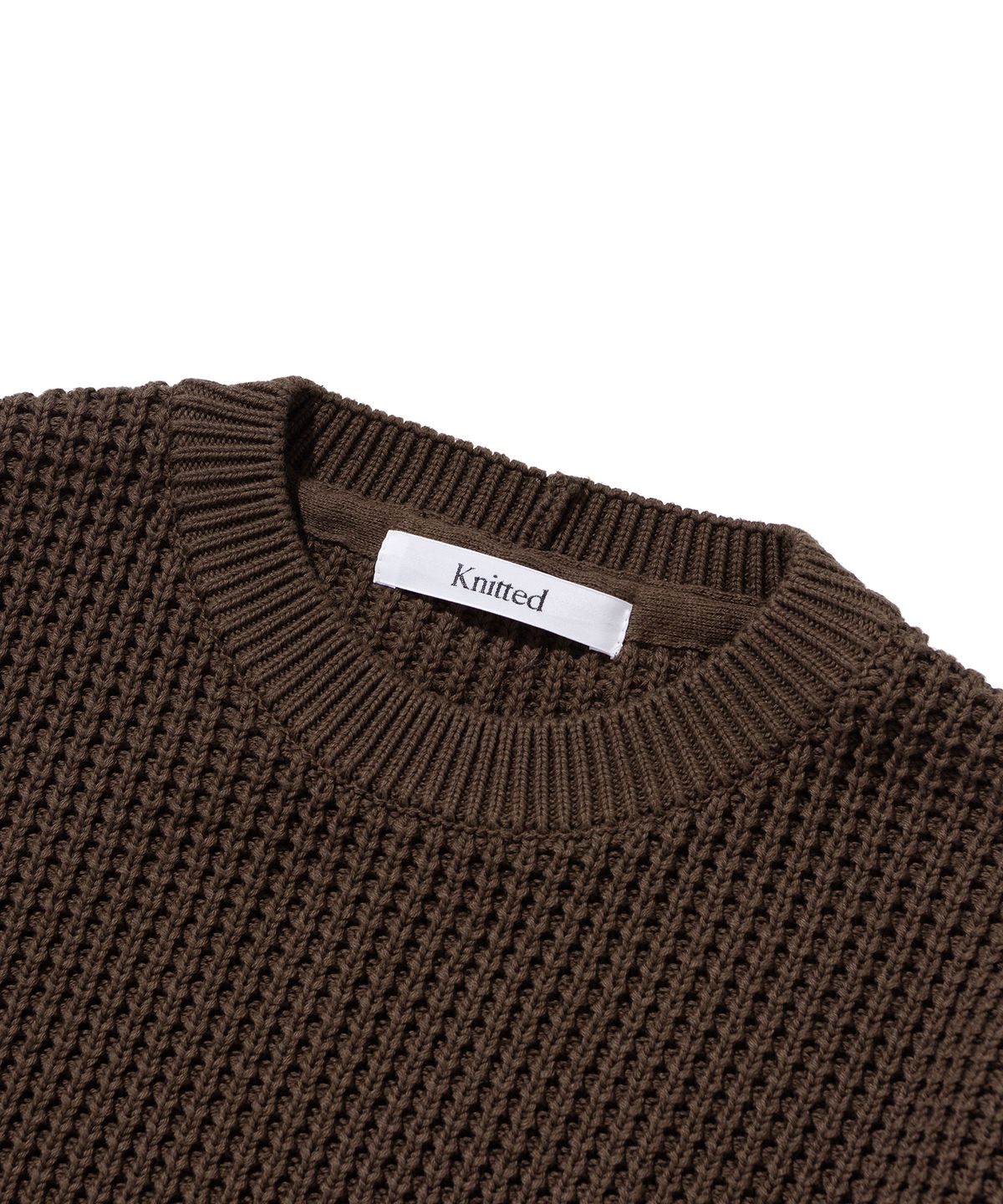 니티드(KNITTED) 헤비 와플 라운드 니트 BROWN