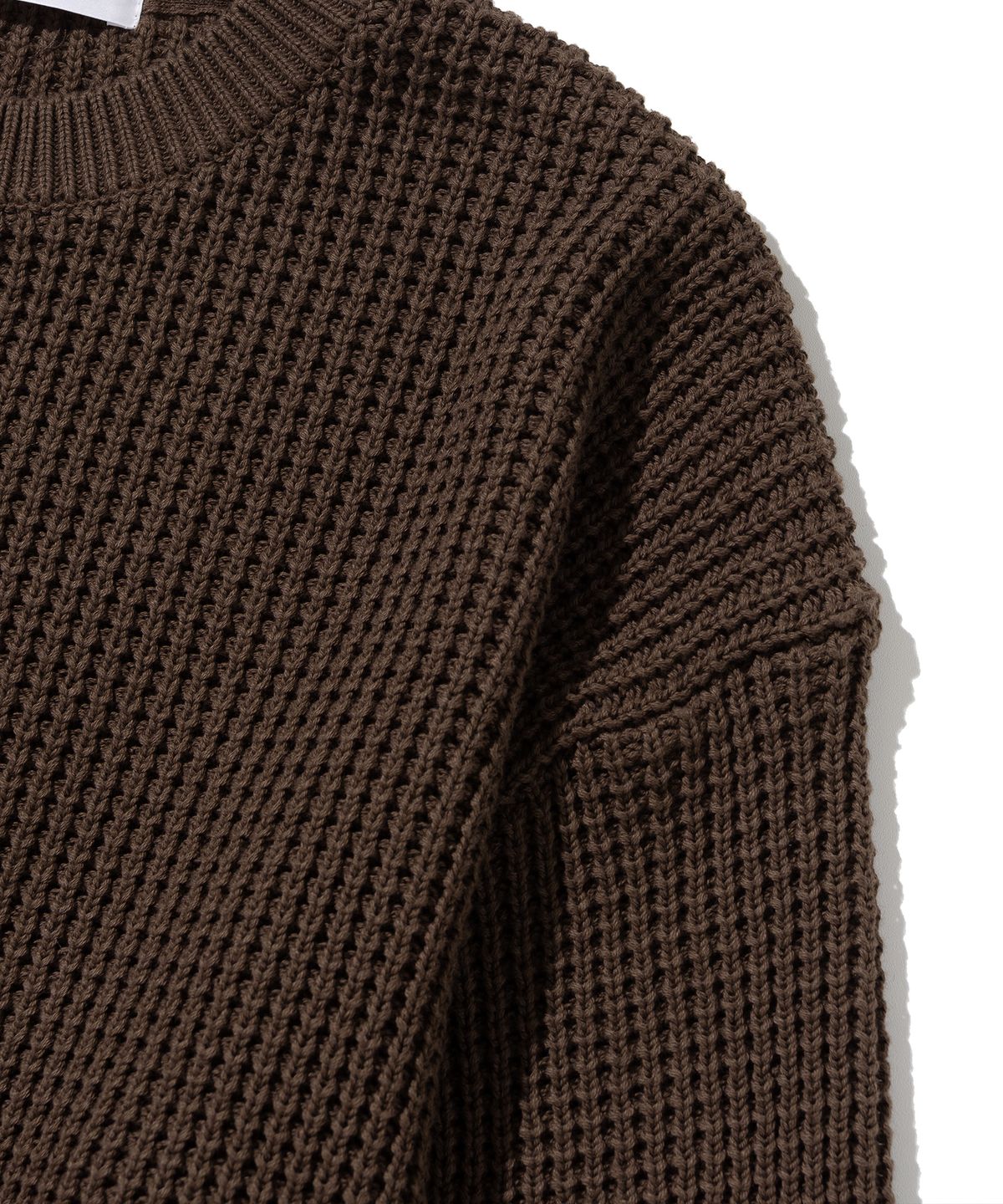 니티드(KNITTED) 헤비 와플 라운드 니트 BROWN