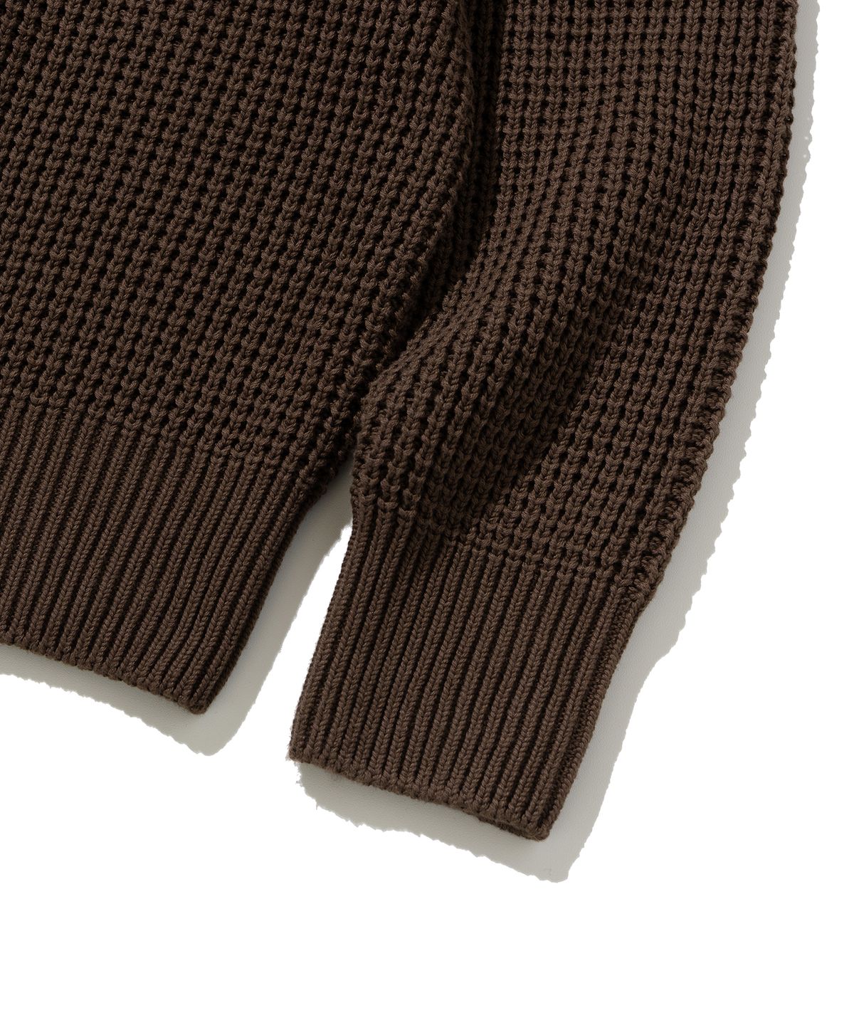 니티드(KNITTED) 헤비 와플 라운드 니트 BROWN