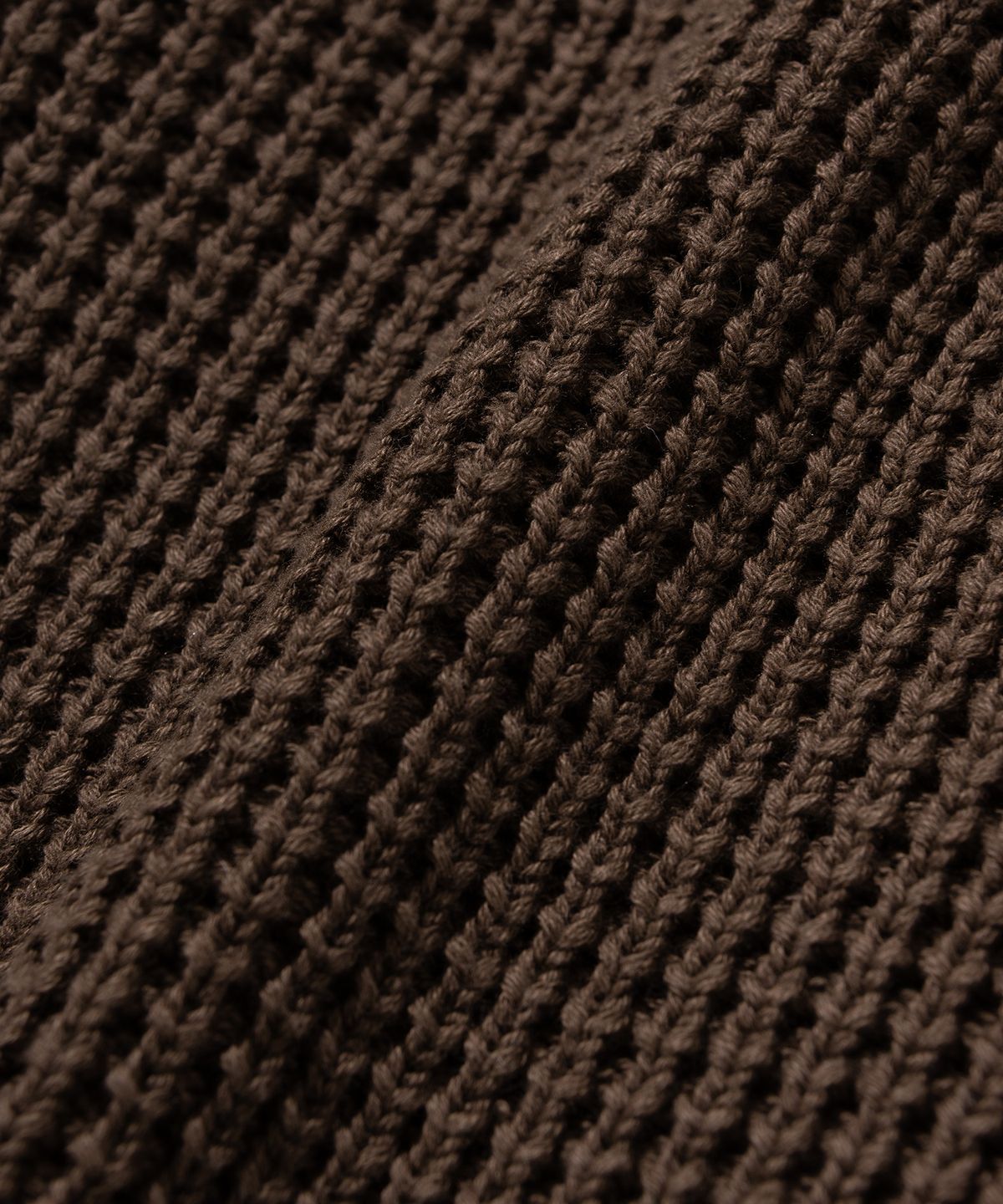 니티드(KNITTED) 헤비 와플 라운드 니트 BROWN