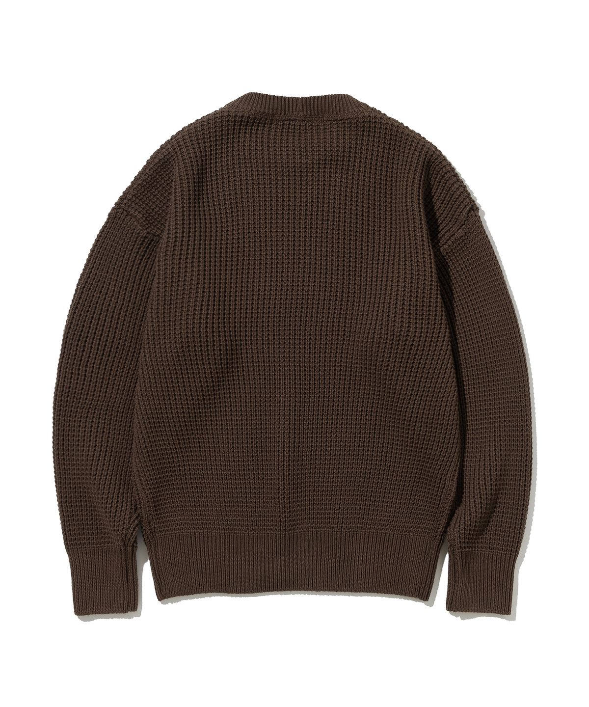 니티드(KNITTED) 헤비 와플 라운드 니트 BROWN