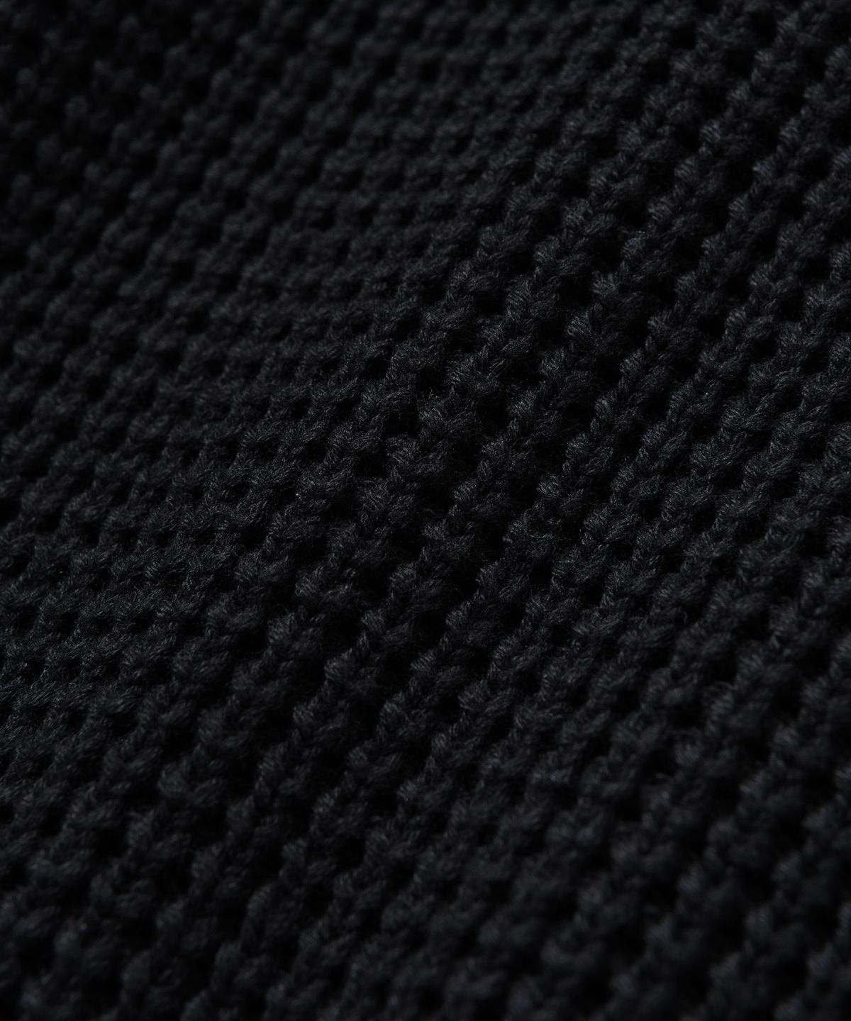 니티드(KNITTED) 헤비 와플 라운드 니트 BLACK