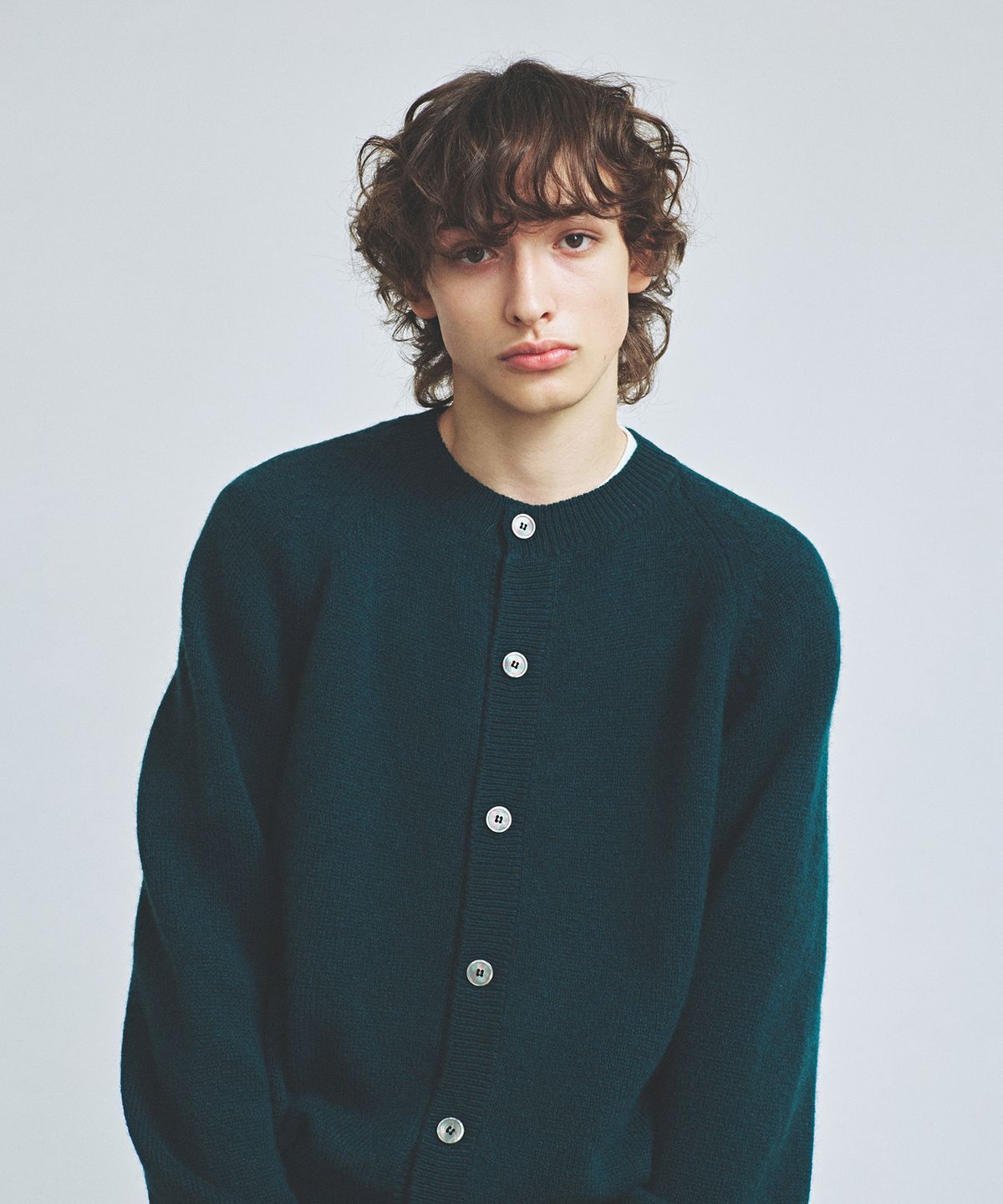 니티드(KNITTED) 쉐기독 울 100 라운드 가디건 DARK GREEN