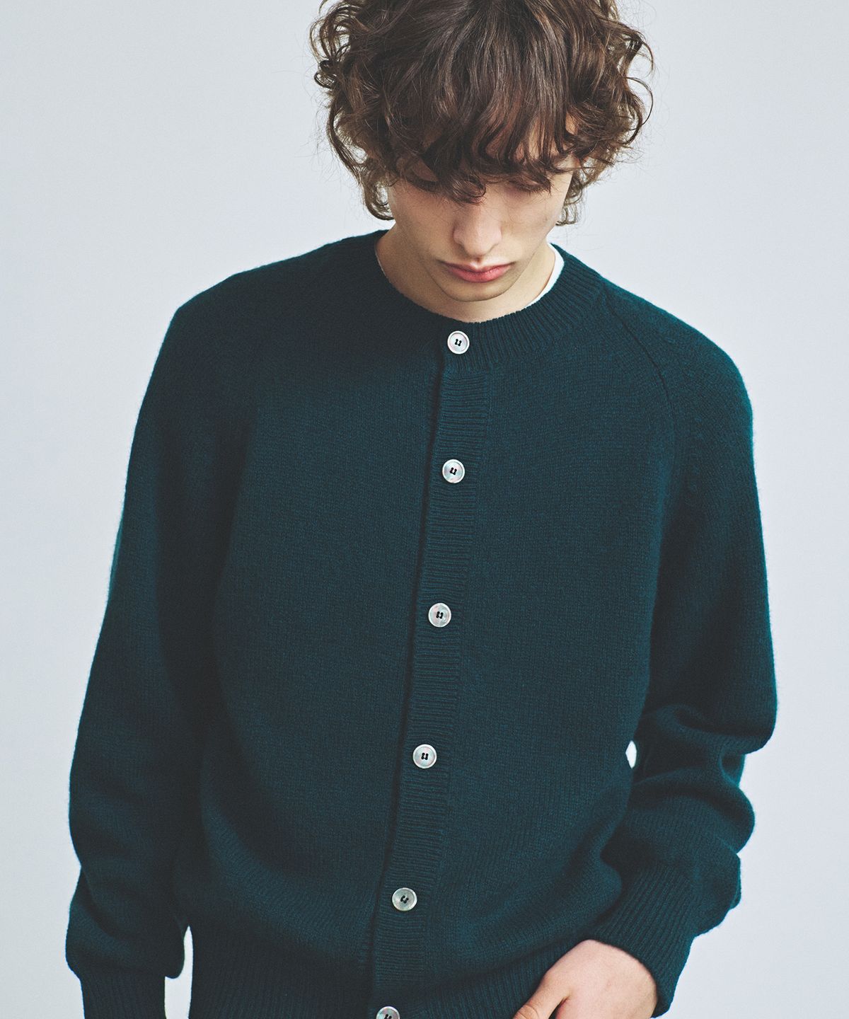 니티드(KNITTED) 쉐기독 울 100 라운드 가디건 DARK GREEN