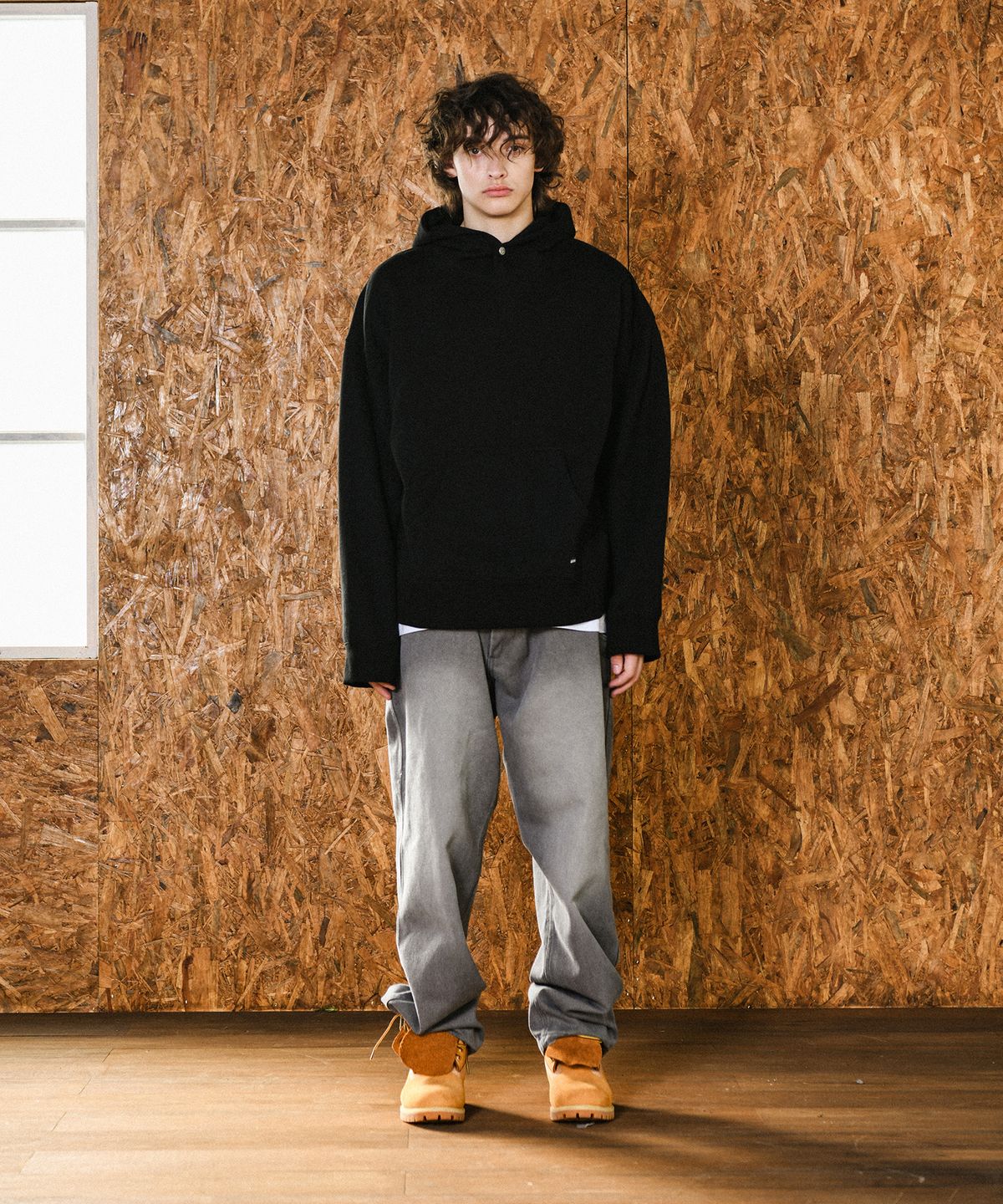 도미넌트(DOMINANT) Small Logo Hoodie-Black
