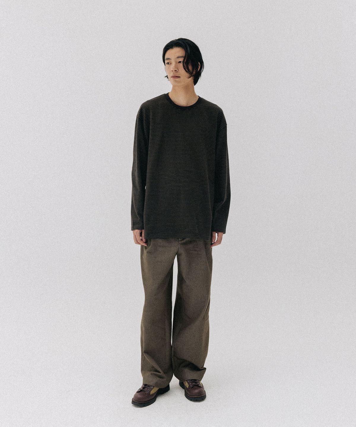 블랭크룸(BLANKROOM) 펜슬 스트라이프 롱슬리브 티_SHADE OLIVE