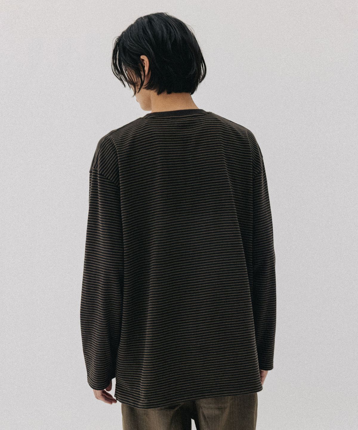 블랭크룸(BLANKROOM) 펜슬 스트라이프 롱슬리브 티_SHADE OLIVE