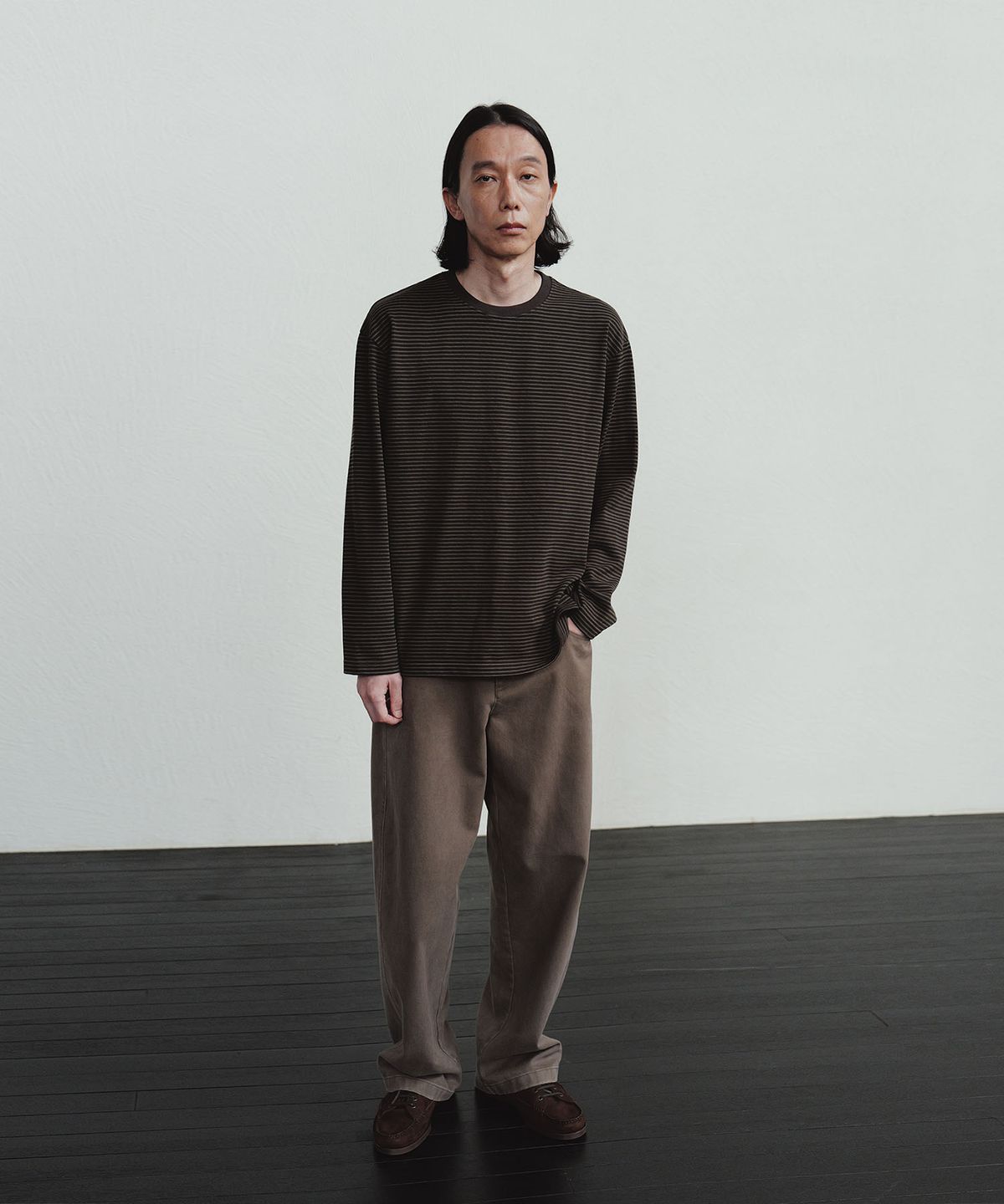 블랭크룸(BLANKROOM) 펜슬 스트라이프 롱슬리브 티_SHADE OLIVE