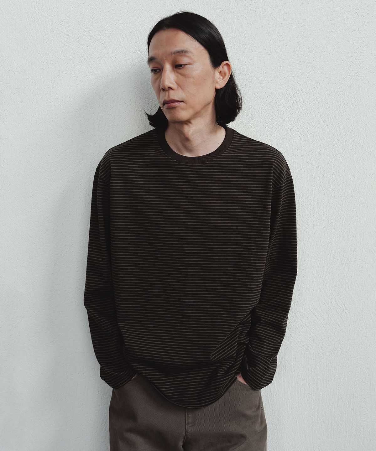 블랭크룸(BLANKROOM) 펜슬 스트라이프 롱슬리브 티_SHADE OLIVE