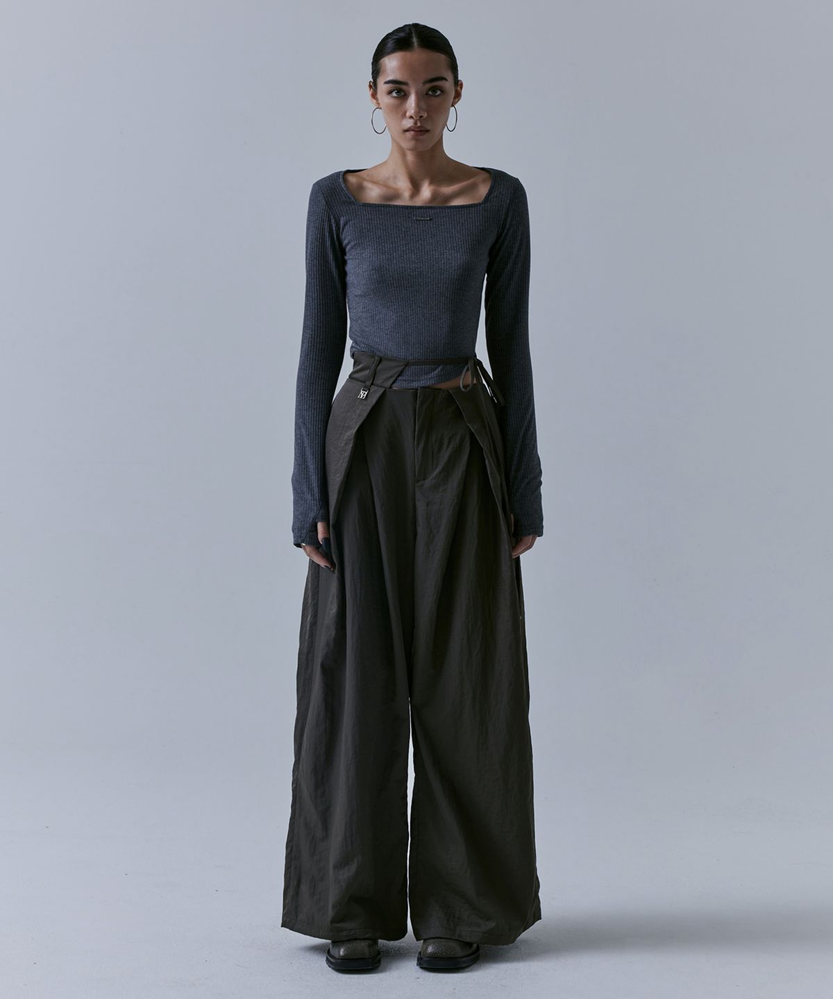 트리밍버드(TREEMINGBIRD) Unbalance Waist Strap Pants [ Khaki Brown ]