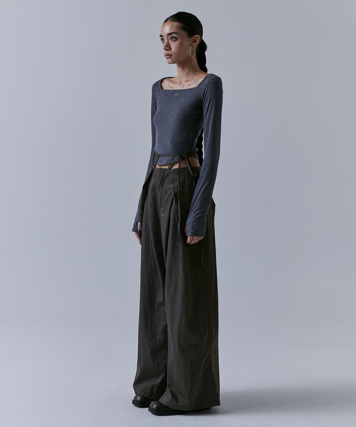 트리밍버드(TREEMINGBIRD) Unbalance Waist Strap Pants [ Khaki Brown ]