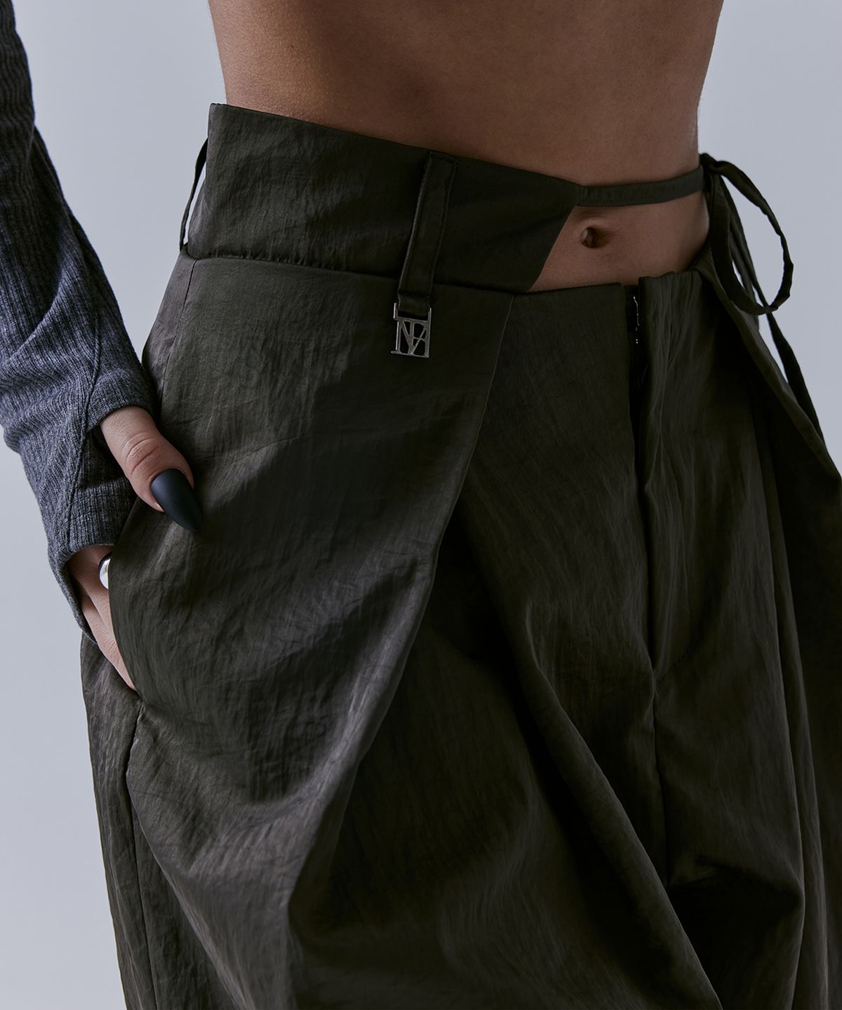 트리밍버드(TREEMINGBIRD) Unbalance Waist Strap Pants [ Khaki Brown ]