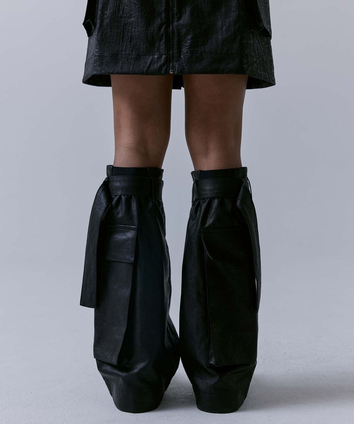 트리밍버드(TREEMINGBIRD) 2-way Leather Cargo Skirt Warmer [ Black ]